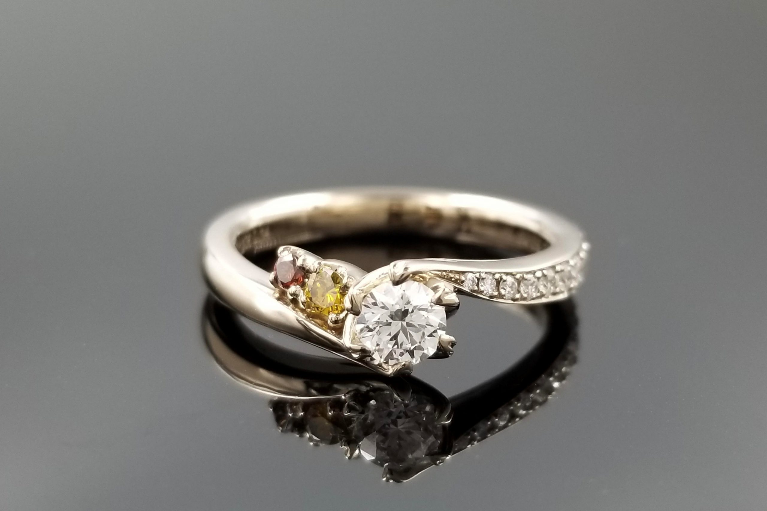 カラーダイヤモンドが印象的な婚約指輪のサムネイル