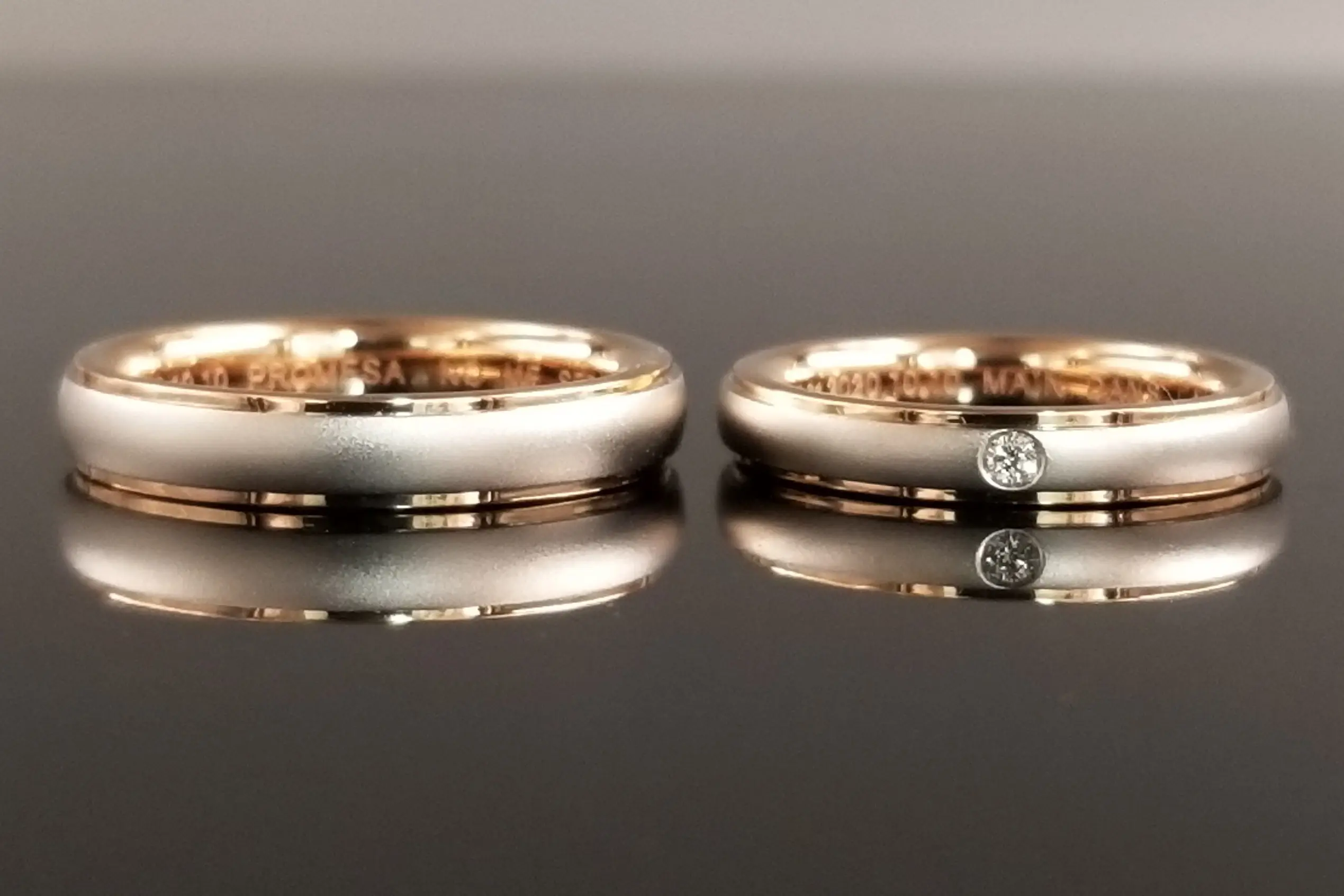プラチナ部分はマット加工で落ち着いた印象に。 | 結婚・婚約指輪の
