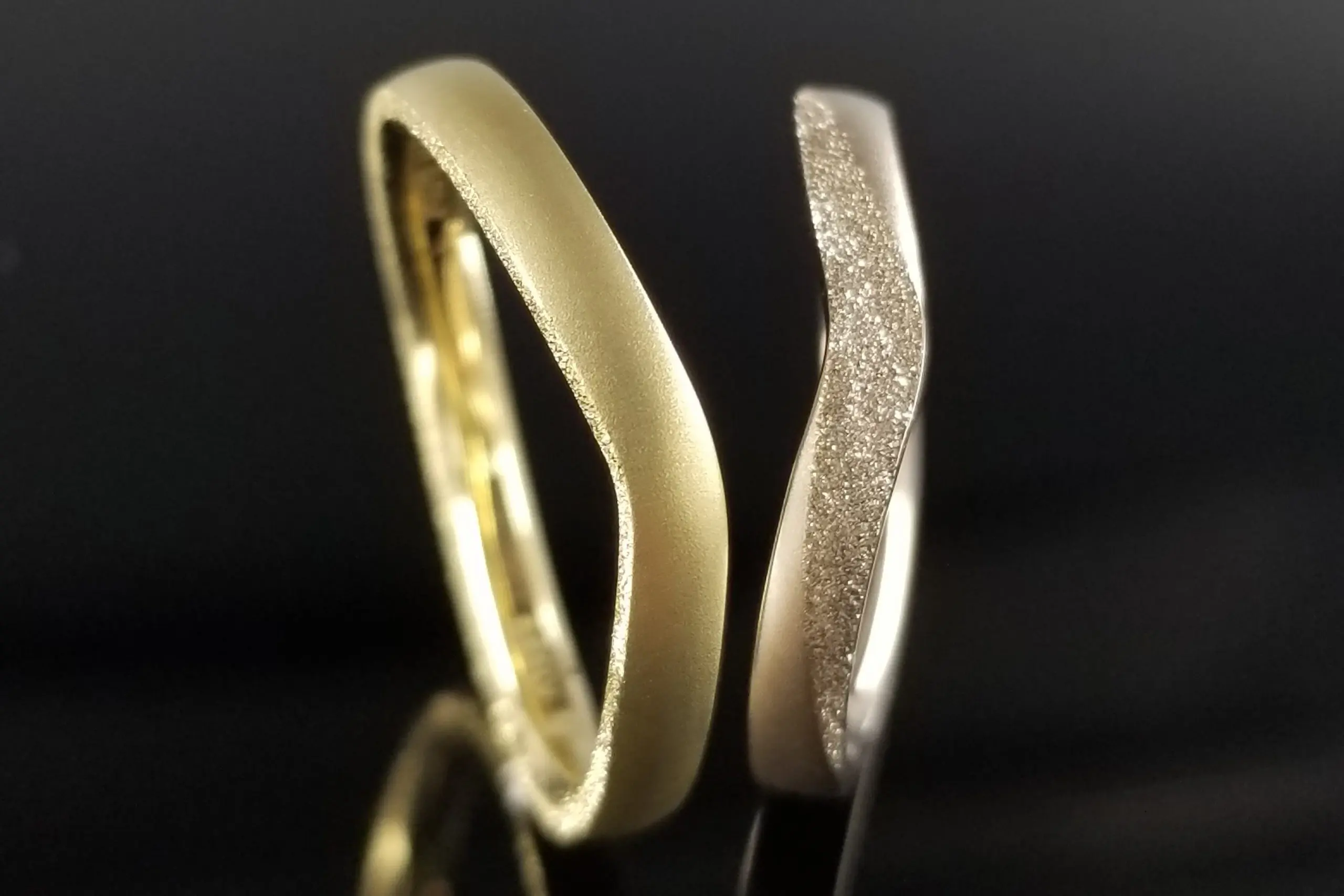 特注リング ゴールドの貼り付けが目を惹く鍛造ご婚約指輪 | 結婚・婚約指輪