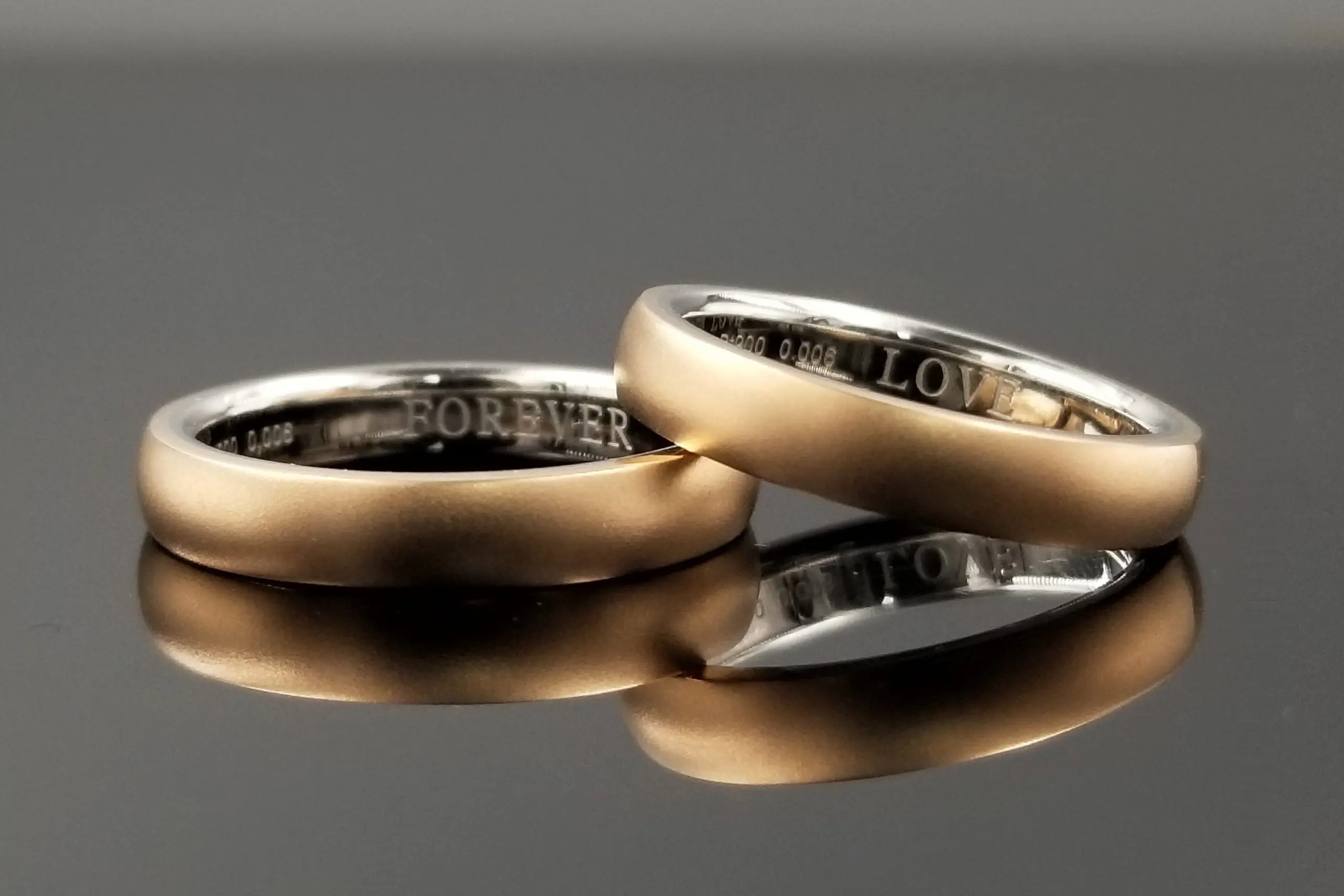 薔薇の中心にはそれぞれお好みのカラーダイヤをあしらって。 | 結婚