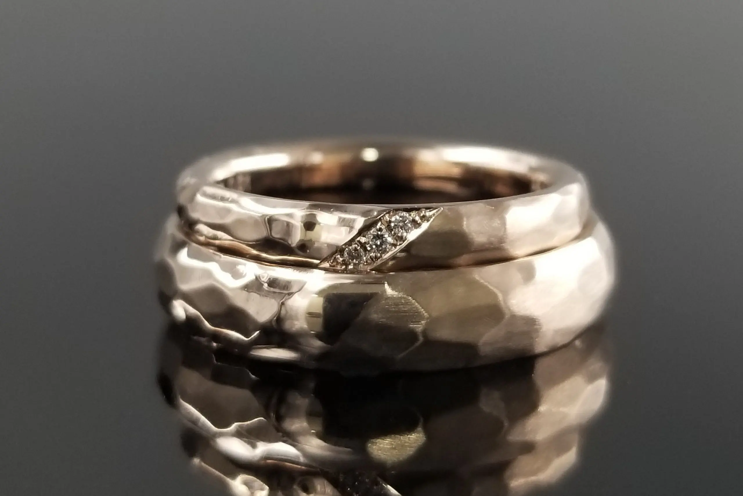 2本がつながるデザインでペア感のあるリングに。 | 結婚・婚約指輪の