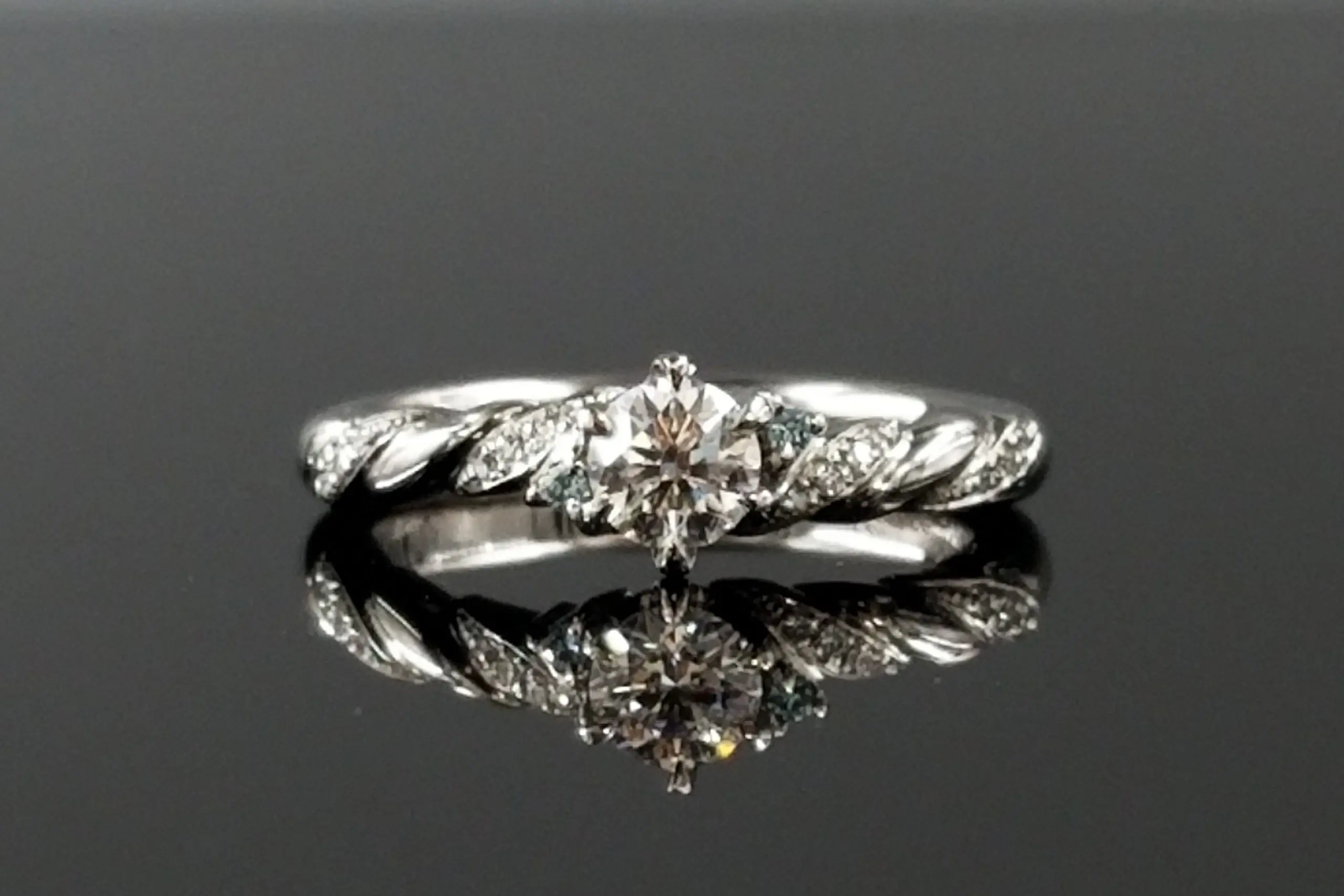 美しい青色のサファイアを主役にした職人鍛造指輪 | 結婚・婚約