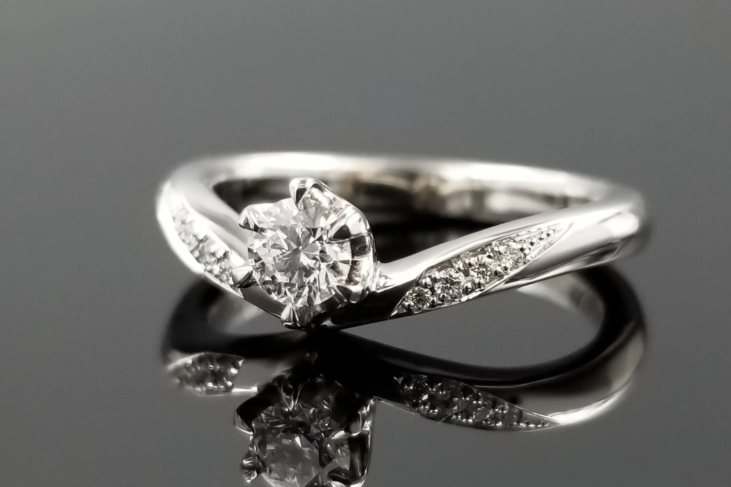 斜めにデザインしたメレダイヤモンドにもこだわりました | 結婚・婚約