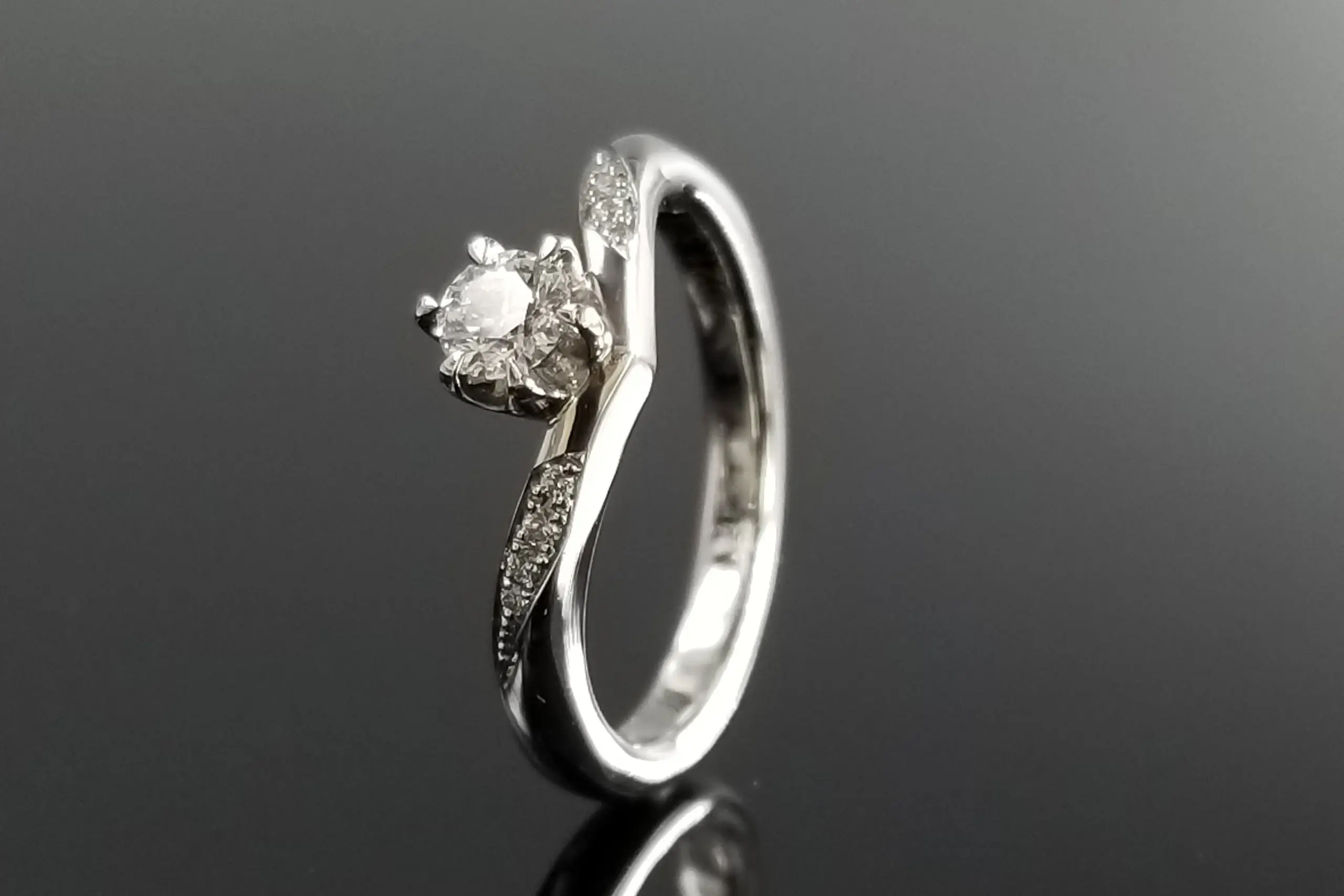 斜めにデザインしたメレダイヤモンドにもこだわりました | 結婚・婚約