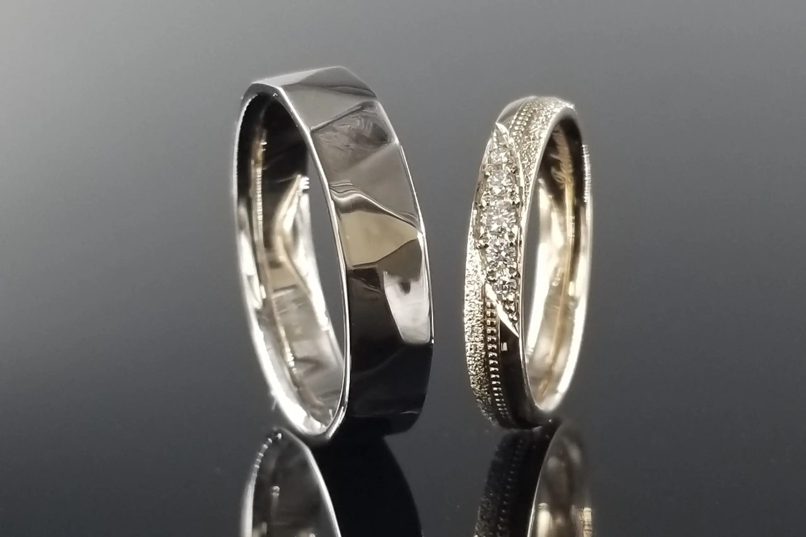 槌目、ミル、スターダストと、様々な加工を施して | 結婚・婚約指輪の