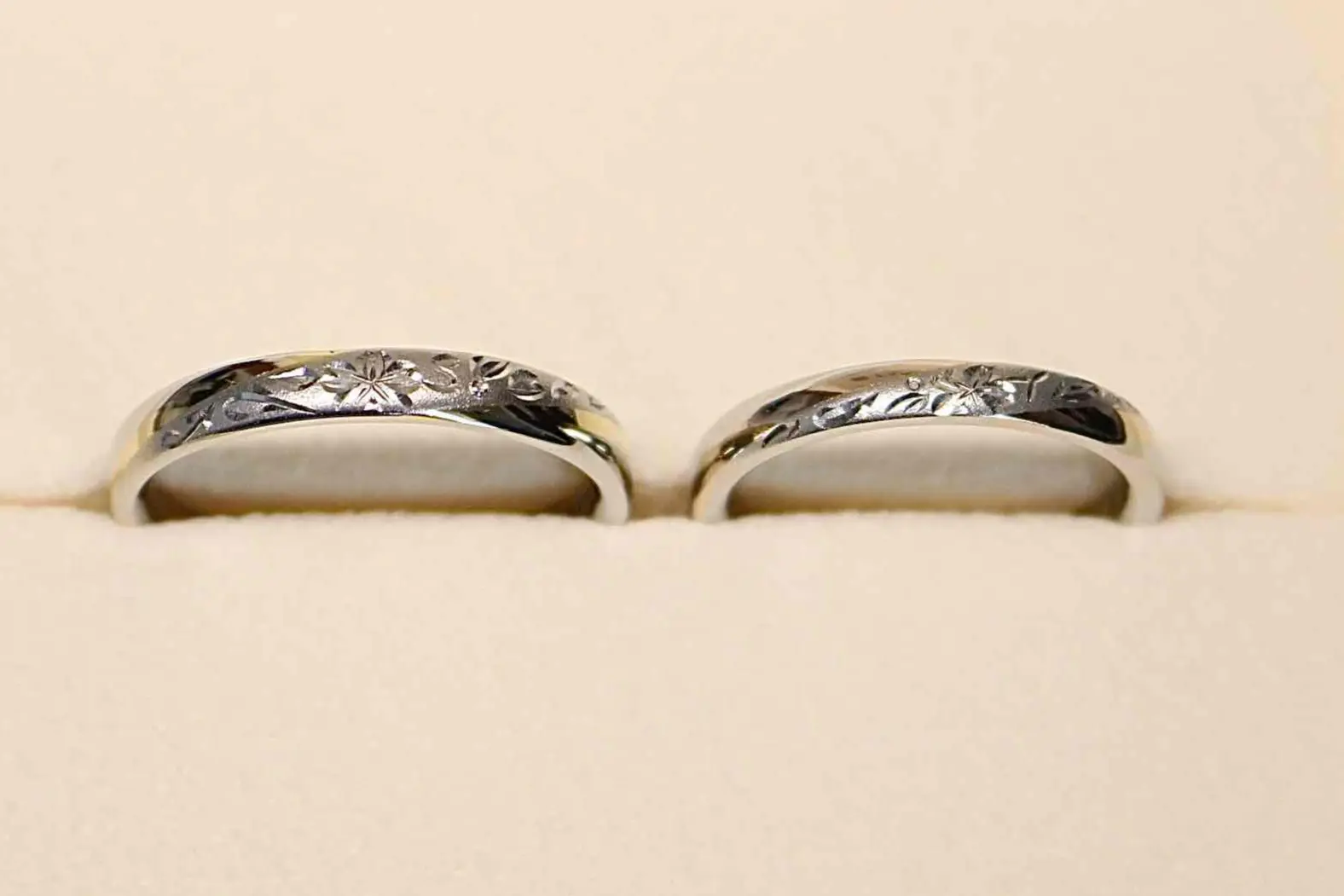 お二人のイニシャルが入った、オリジナルの手彫りリング | 結婚・婚約