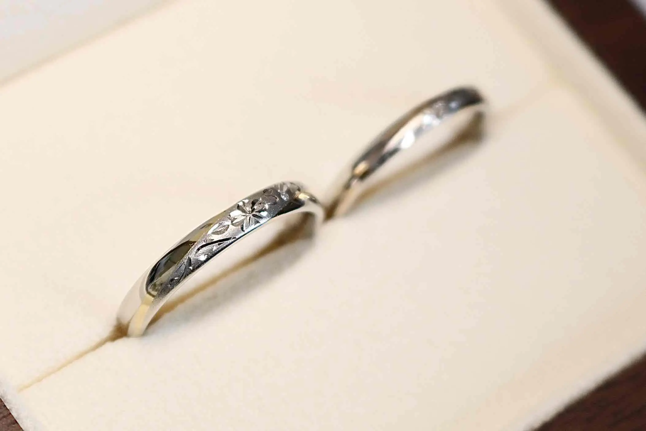 お二人のイニシャルが入った、オリジナルの手彫りリング | 結婚・婚約