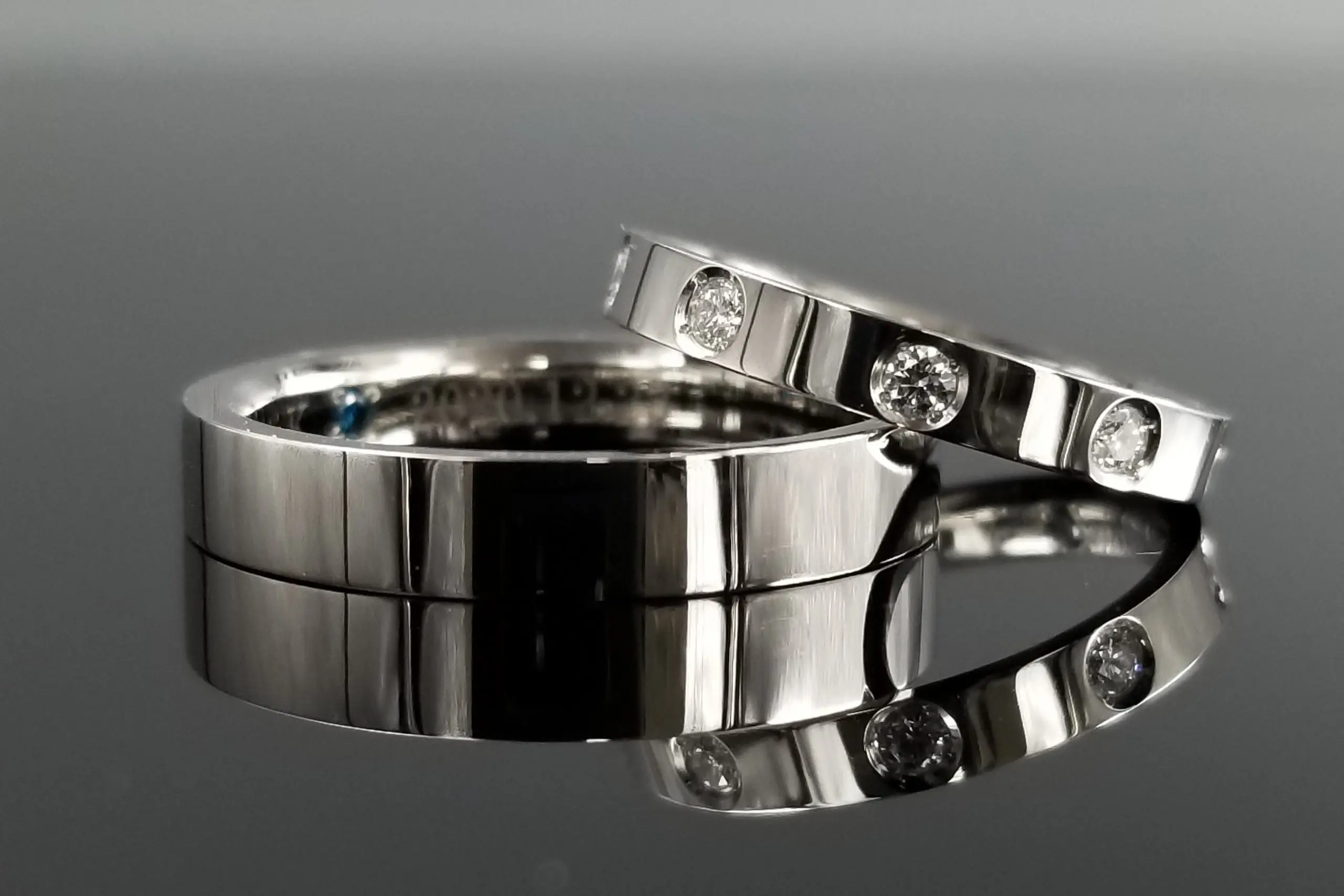 丸みを抑えたシンプルなデザインでスタイリッシュに。 | 結婚・婚約