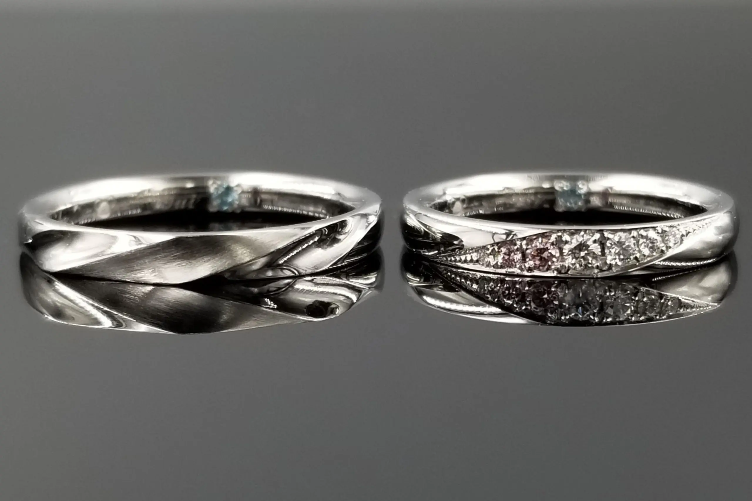 お揃いの素材を使用し、ペア感のあるデザインに。 | 結婚・婚約指輪の