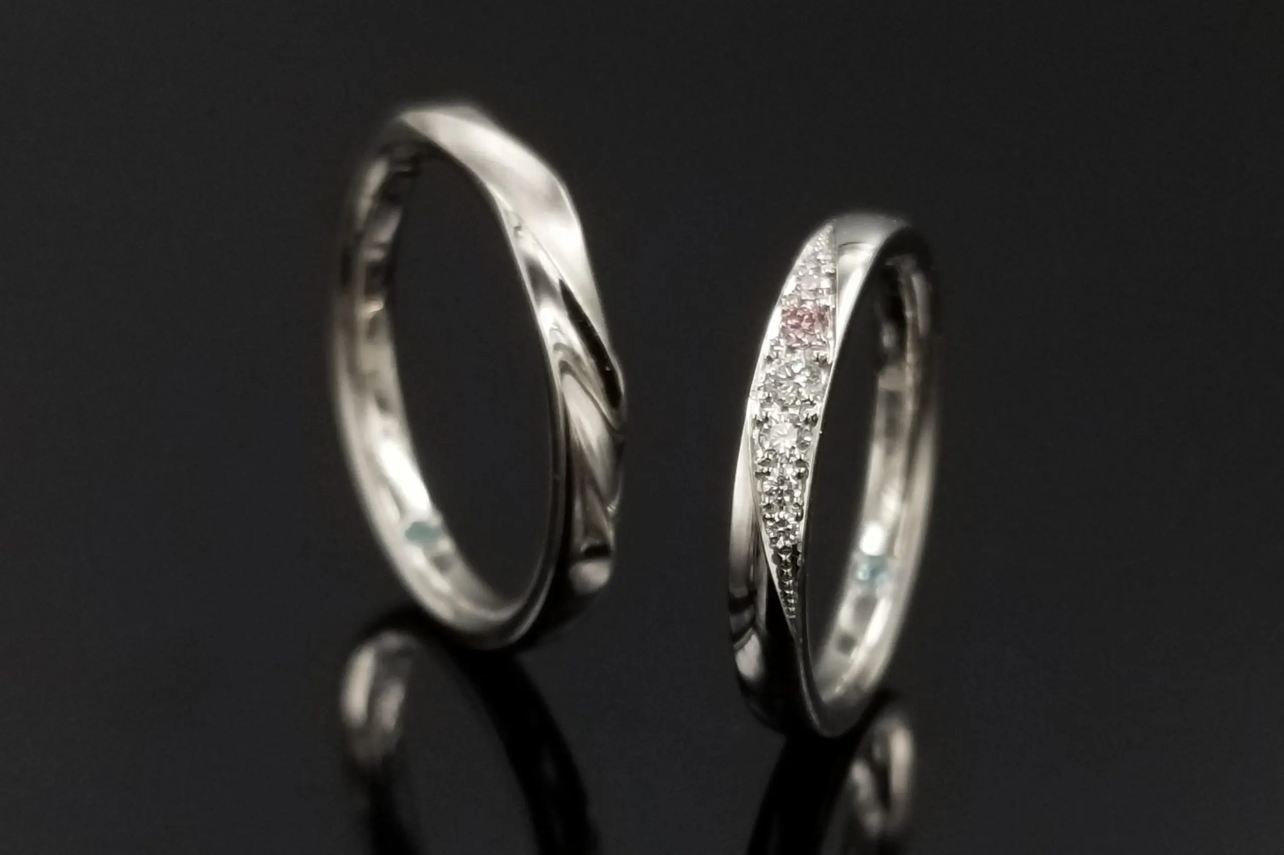 お揃いの素材を使用し、ペア感のあるデザインに。 | 結婚・婚約指輪の