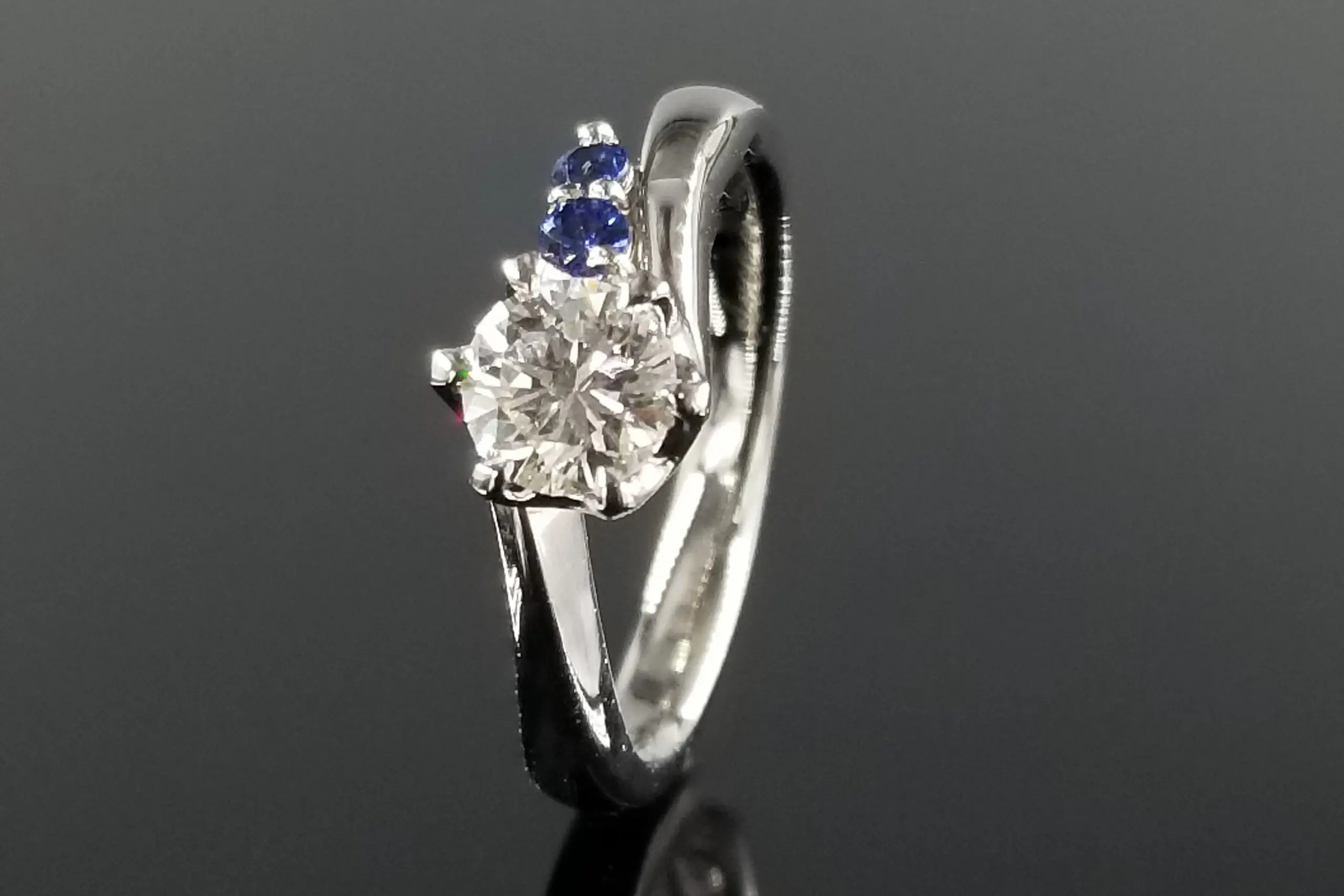 先様石とサファイヤの深いお色味がとても魅力的なリング | 結婚