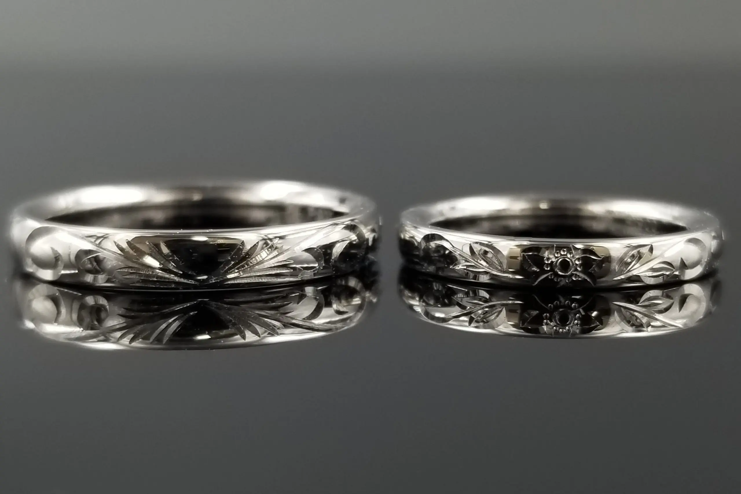 お好みデザインを正面に。裏面は揃えてお揃い感のある指輪