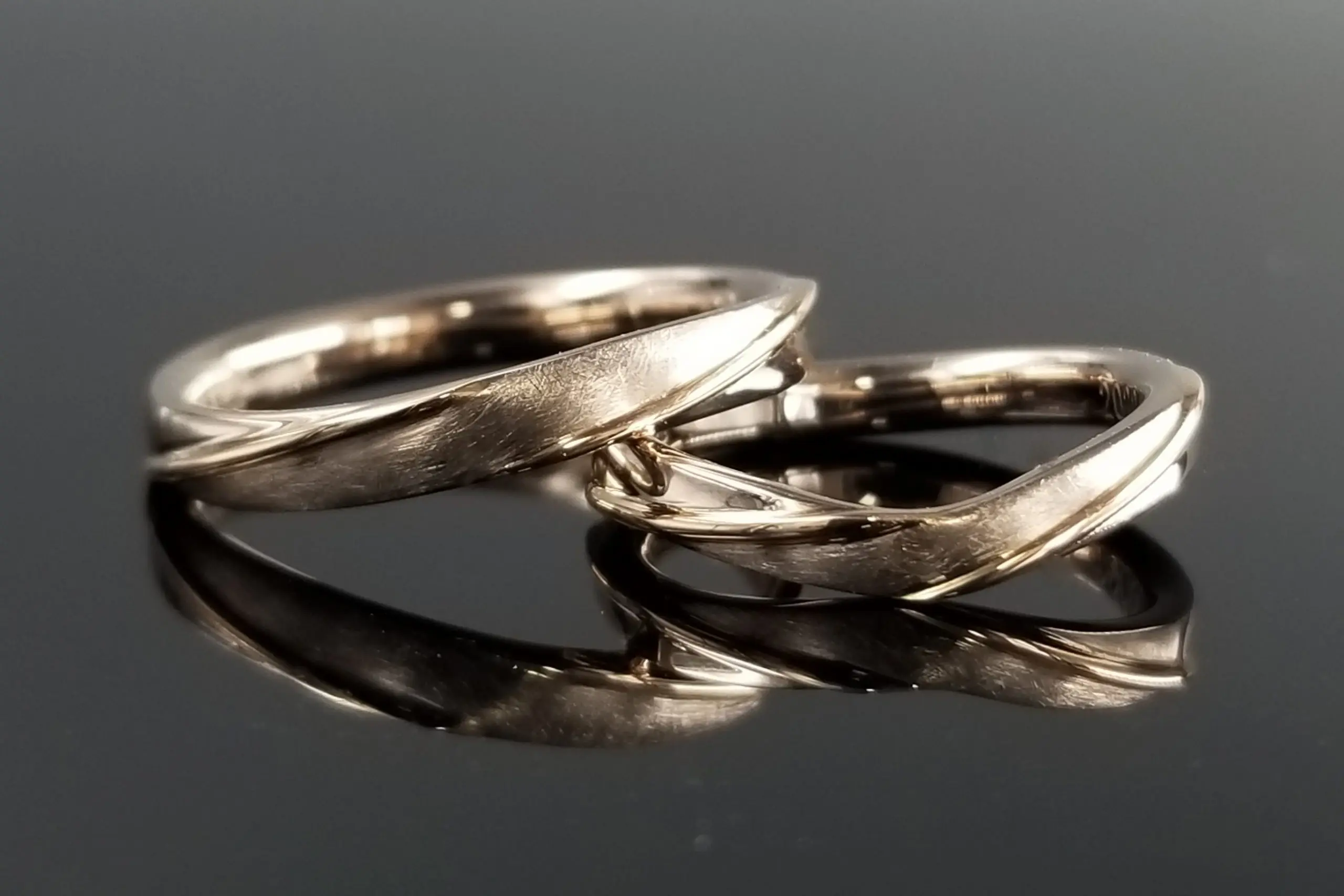 コーラルゴールドの素材で肌馴染みの良いリングに仕上がりました