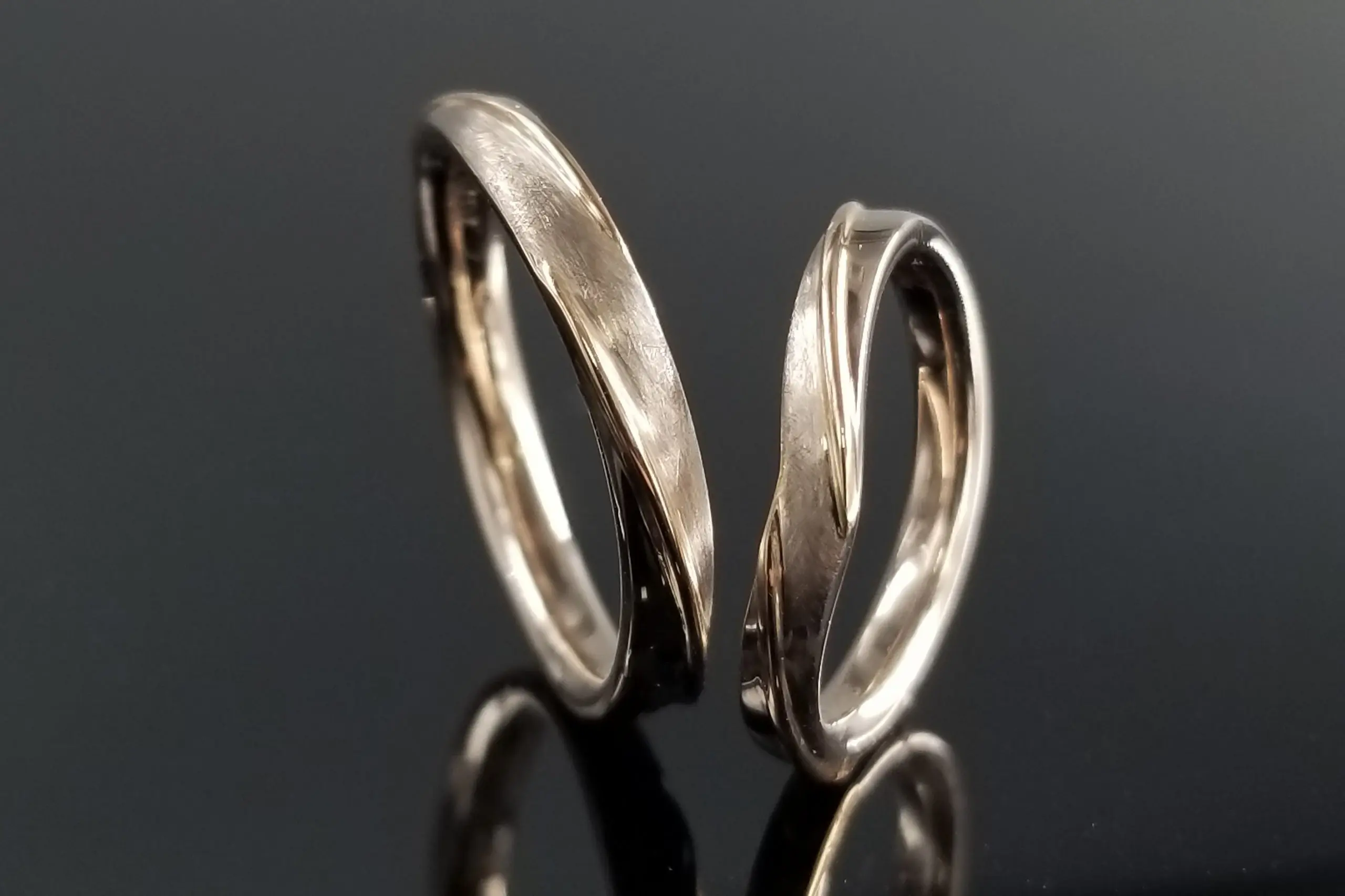 コーラルゴールドの素材で肌馴染みの良いリングに仕上がりました