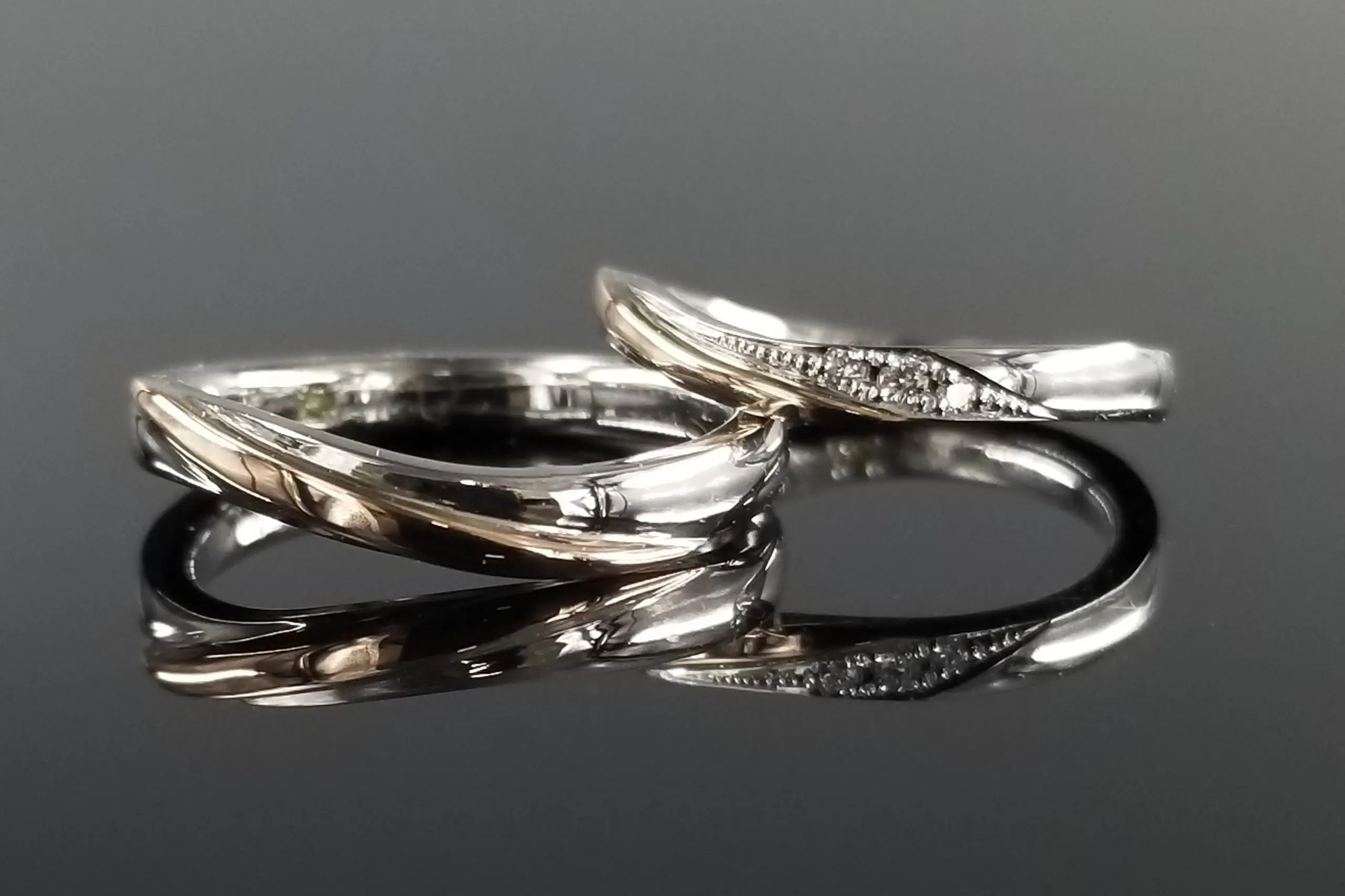 艶のあるぷっくりとした金線がアクセントに。 | 結婚・婚約指輪