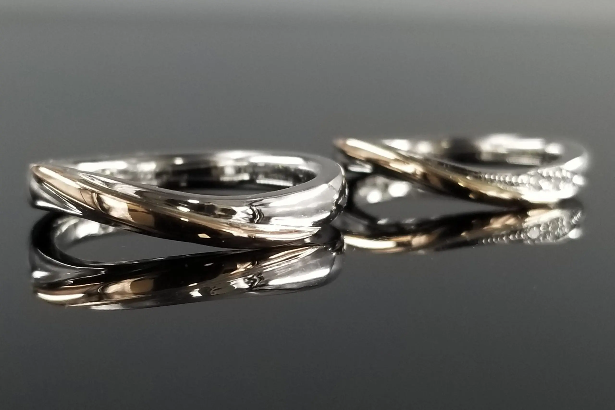 艶のあるぷっくりとした金線がアクセントに。 | 結婚・婚約指輪
