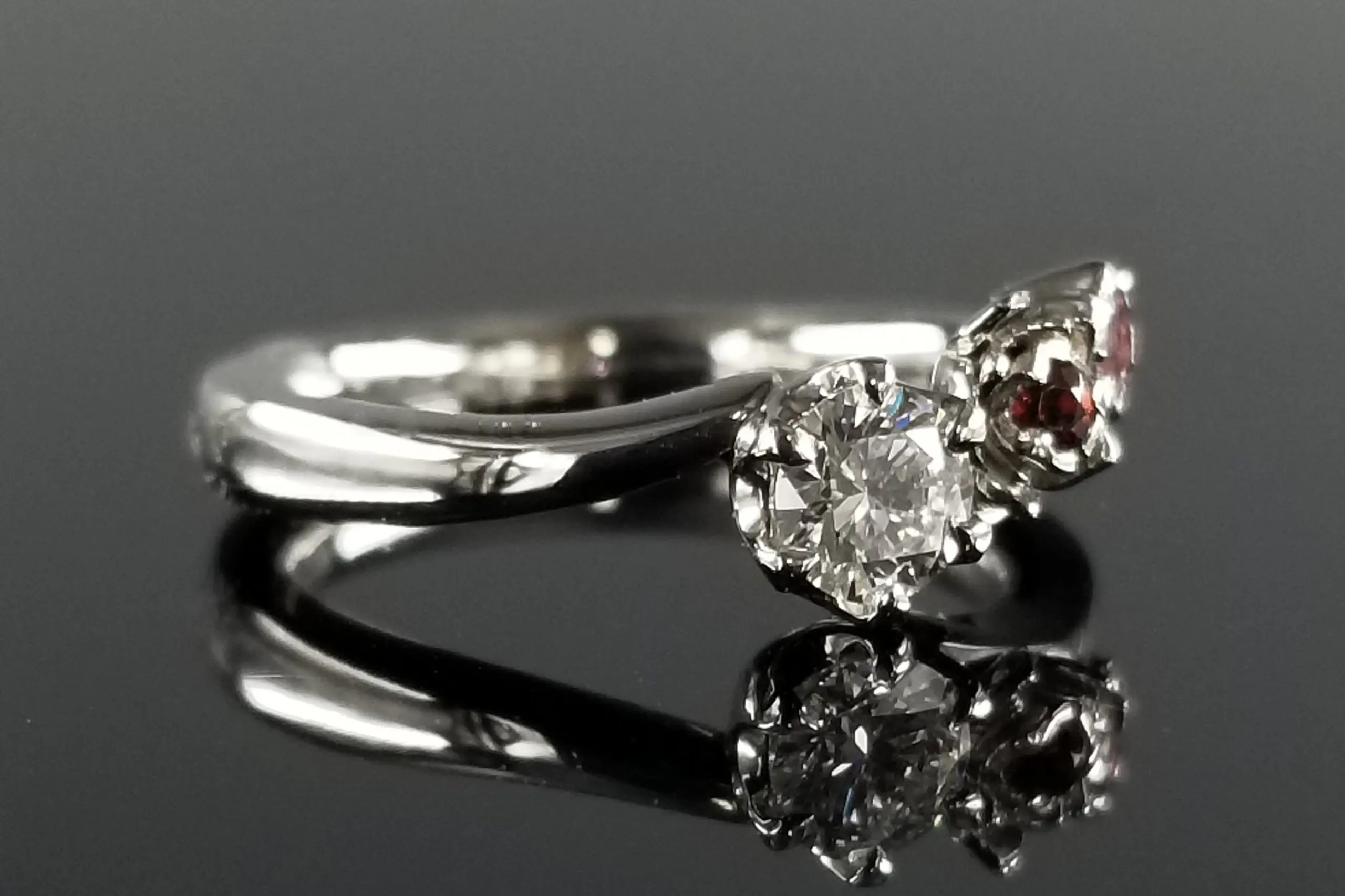 サイドのカラーストーンがとても可愛らしいリング | 結婚・婚約