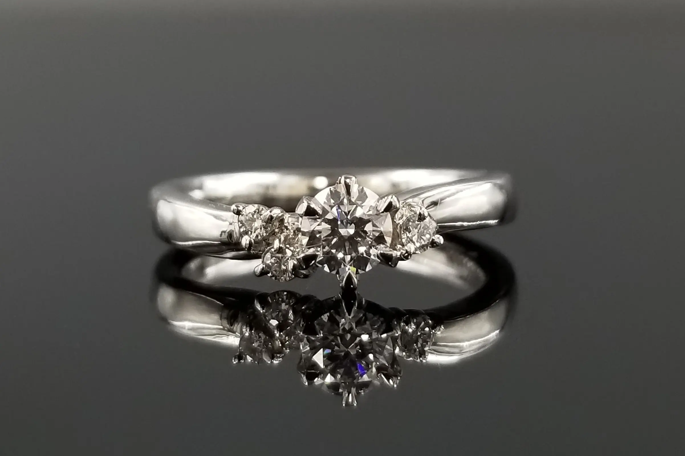 ご結婚指輪との重ね着けで更に華やかな印象に。 | 結婚・婚約指輪の