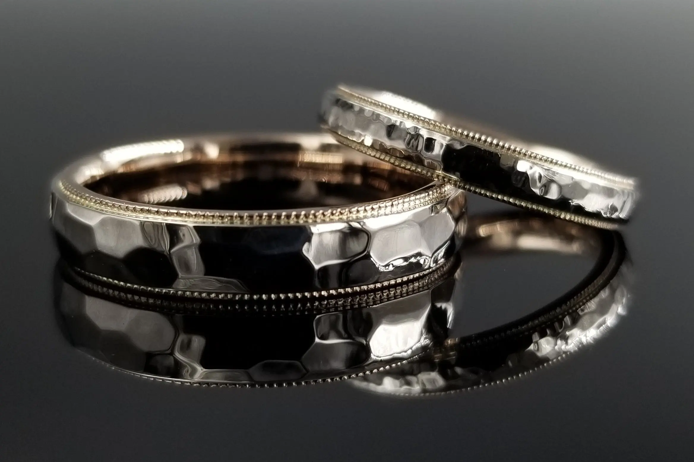 上下にコーラルゴールドがちらりと見えるお洒落なデザインです | 結婚