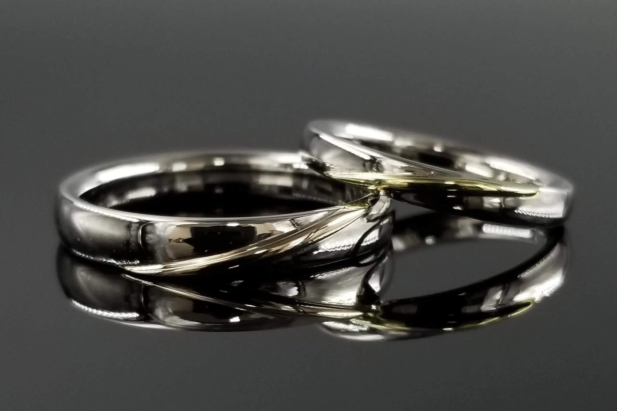 金線以外はシンプルな鏡面仕上げで美しい指輪に！ | 結婚・婚約指輪の