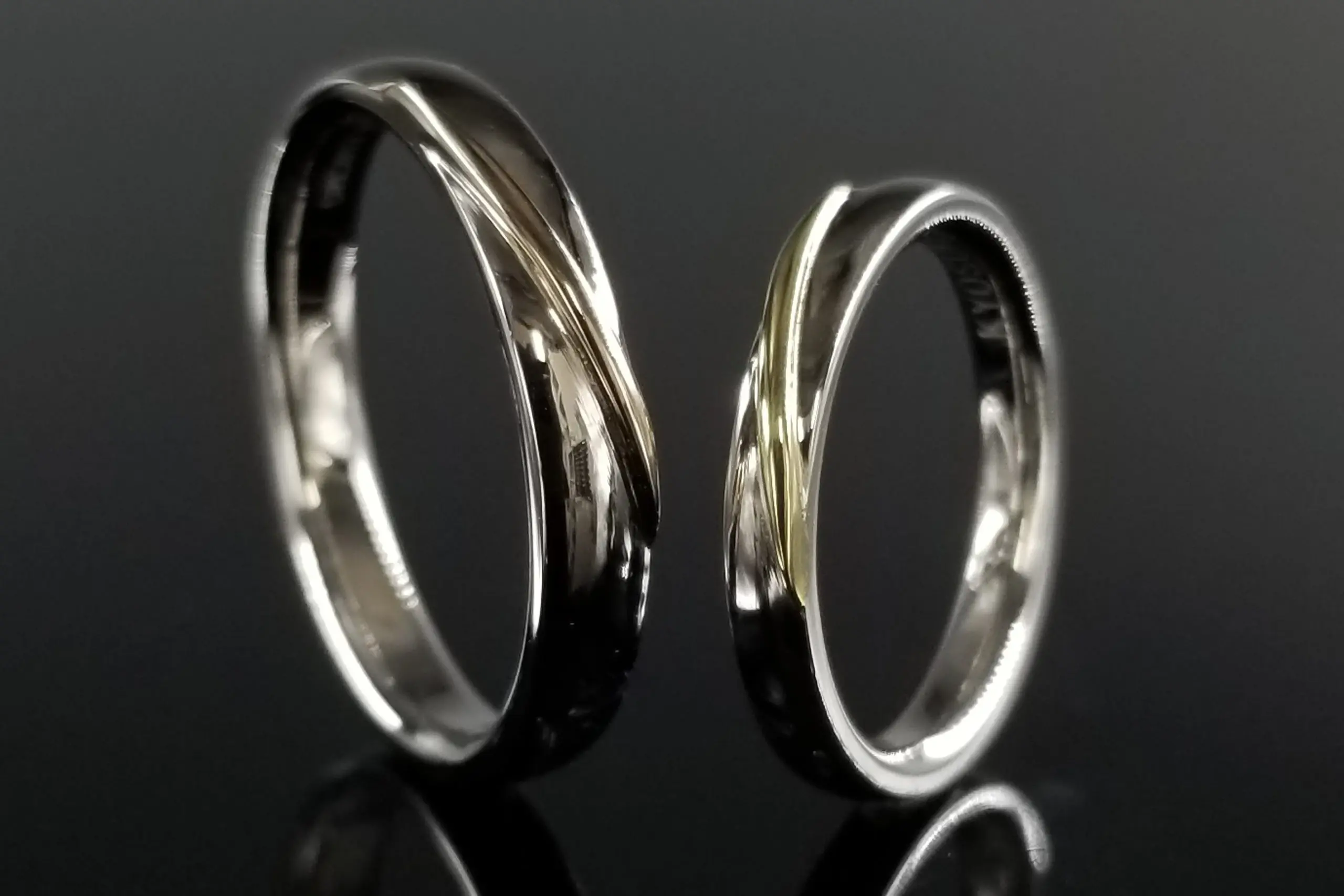 金線以外はシンプルな鏡面仕上げで美しい指輪に！ | 結婚・婚約指輪の