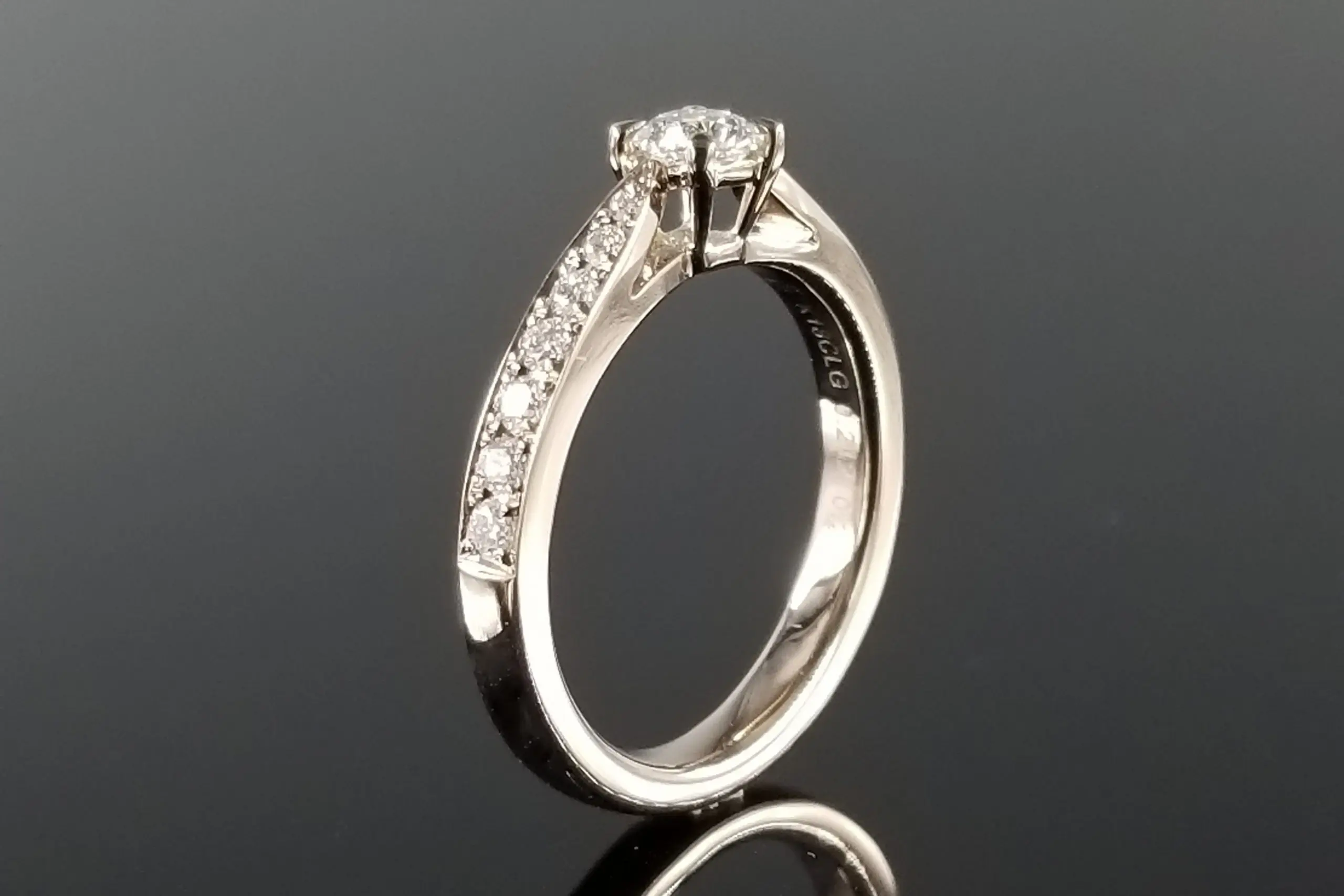 二段腰デザインで、立体感のある仕上がりに。 | 結婚・婚約指輪