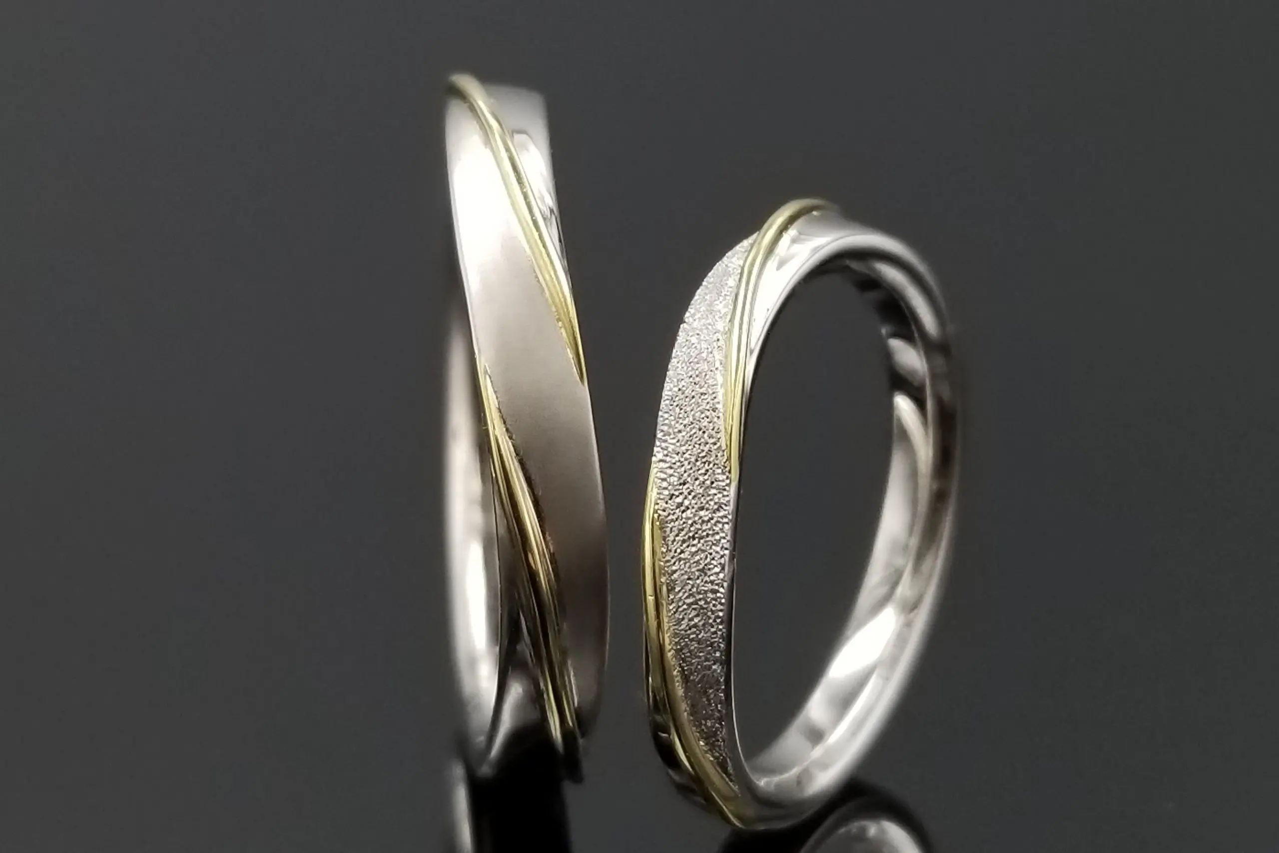 グリーンが素敵なアクセントとなっているご結婚指輪 | 結婚