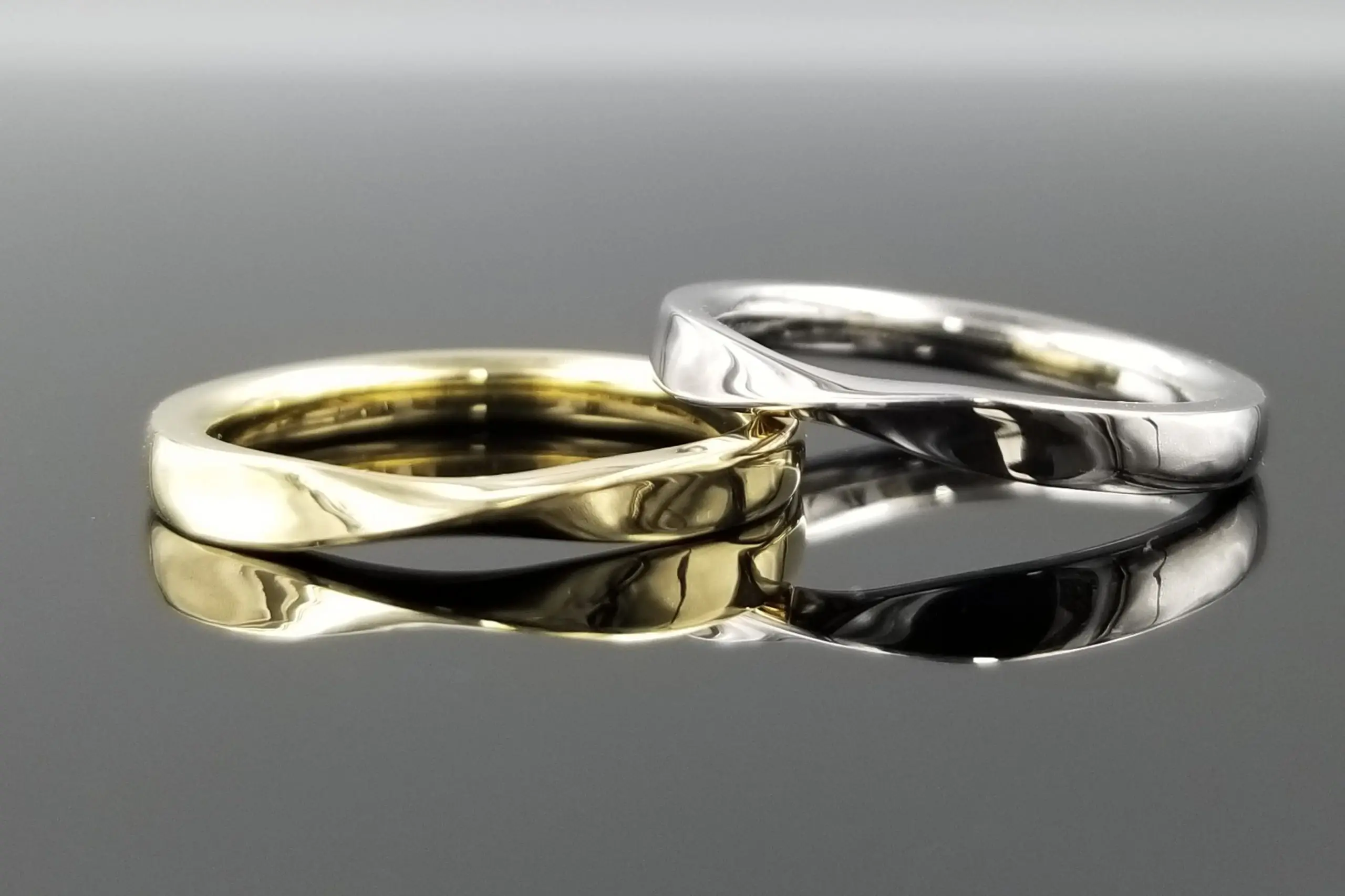 あえてシンプル鏡面で、光沢を堪能できる贅沢なデザインに。 | 結婚