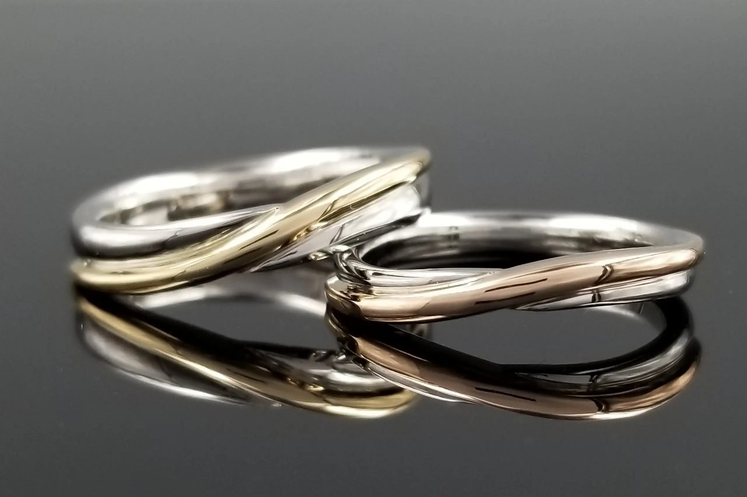 鍛造製法ならではの艶のある鏡面が映えるデザインに。 | 結婚・婚約