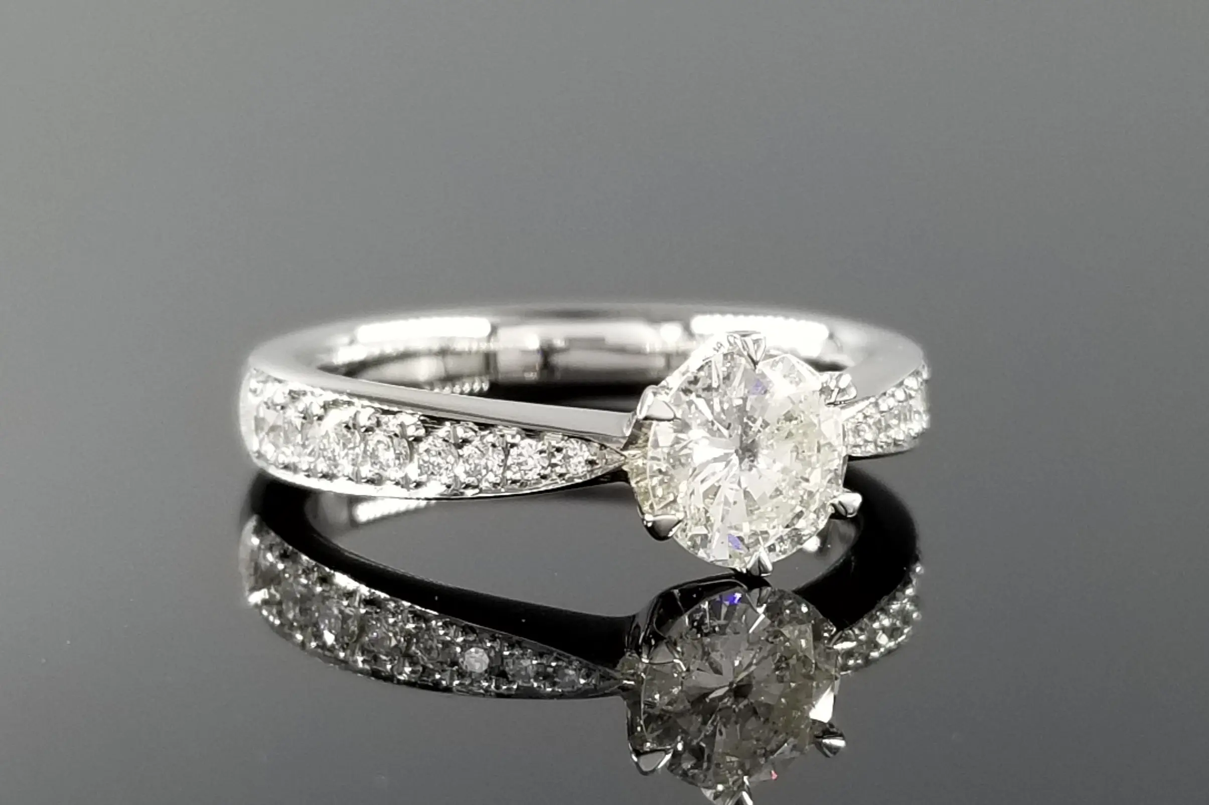 ハーフエタニティデザインで、さらに輝きのあるリングに。 | 結婚