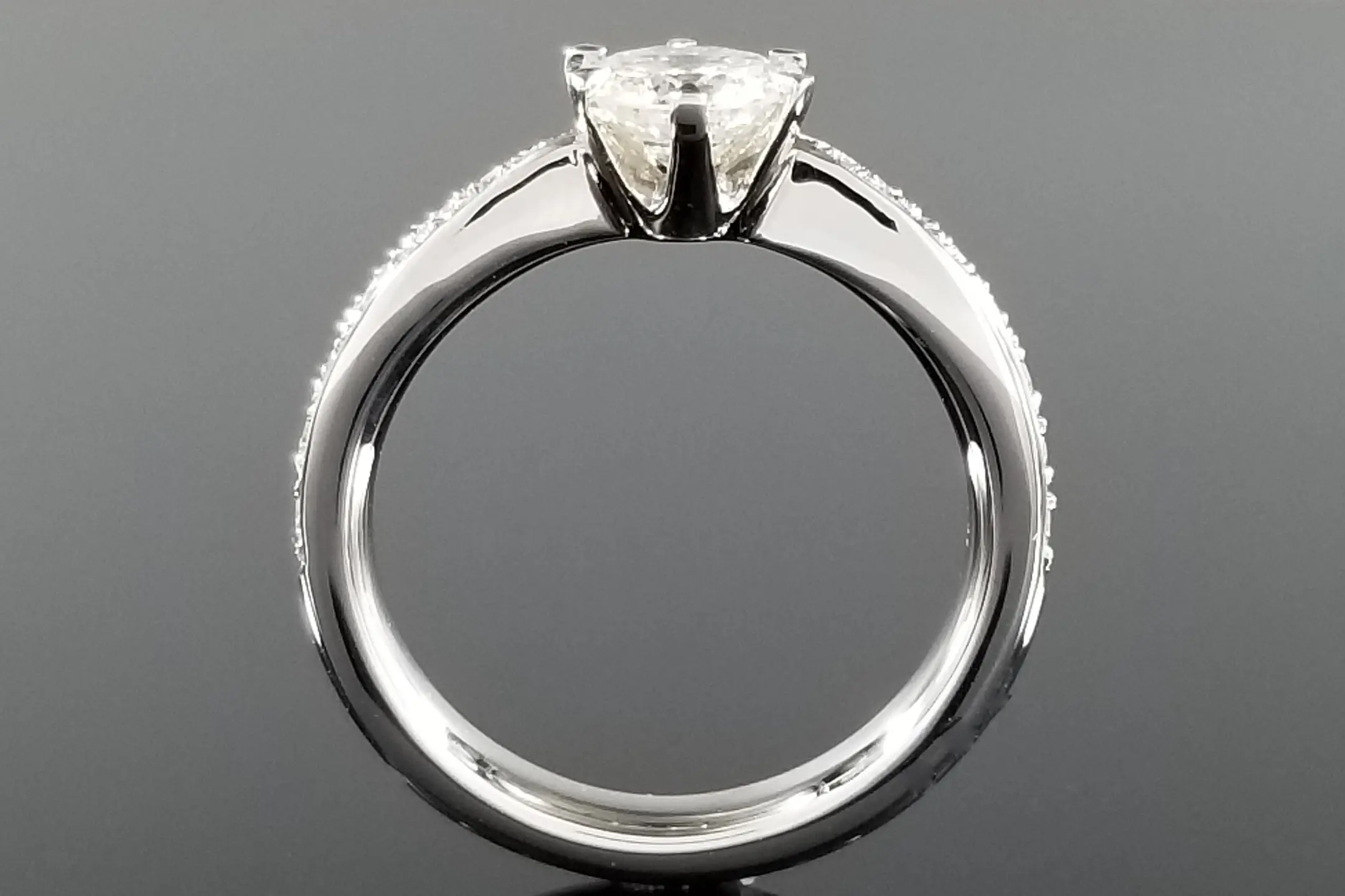 ハーフエタニティデザインで、さらに輝きのあるリングに。 | 結婚