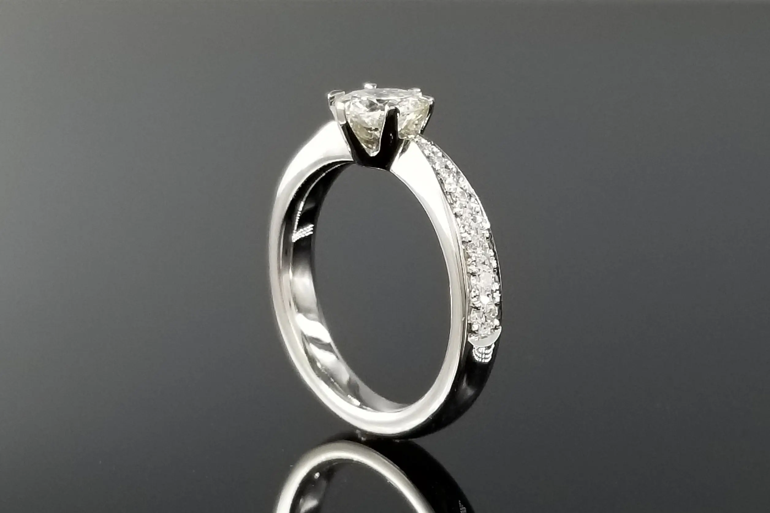 ハーフエタニティデザインで、さらに輝きのあるリングに。 | 結婚