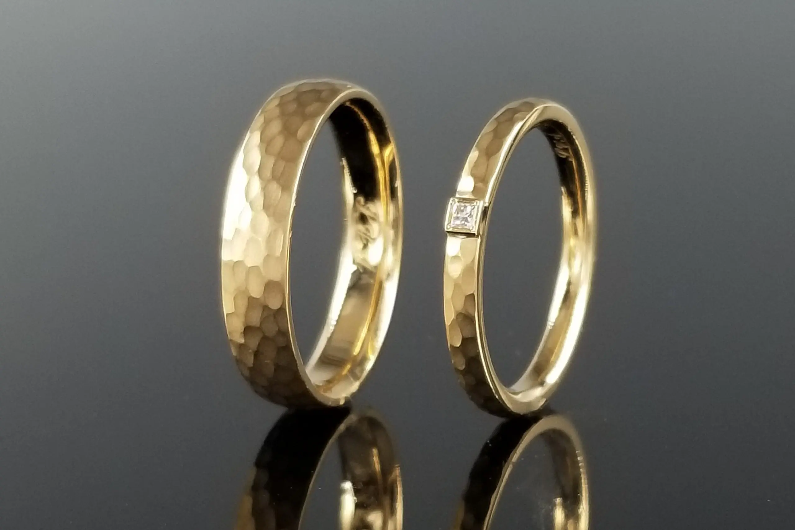お揃いの槌目加工でクラフト感のあるデザインに。 | 結婚・婚約指輪の