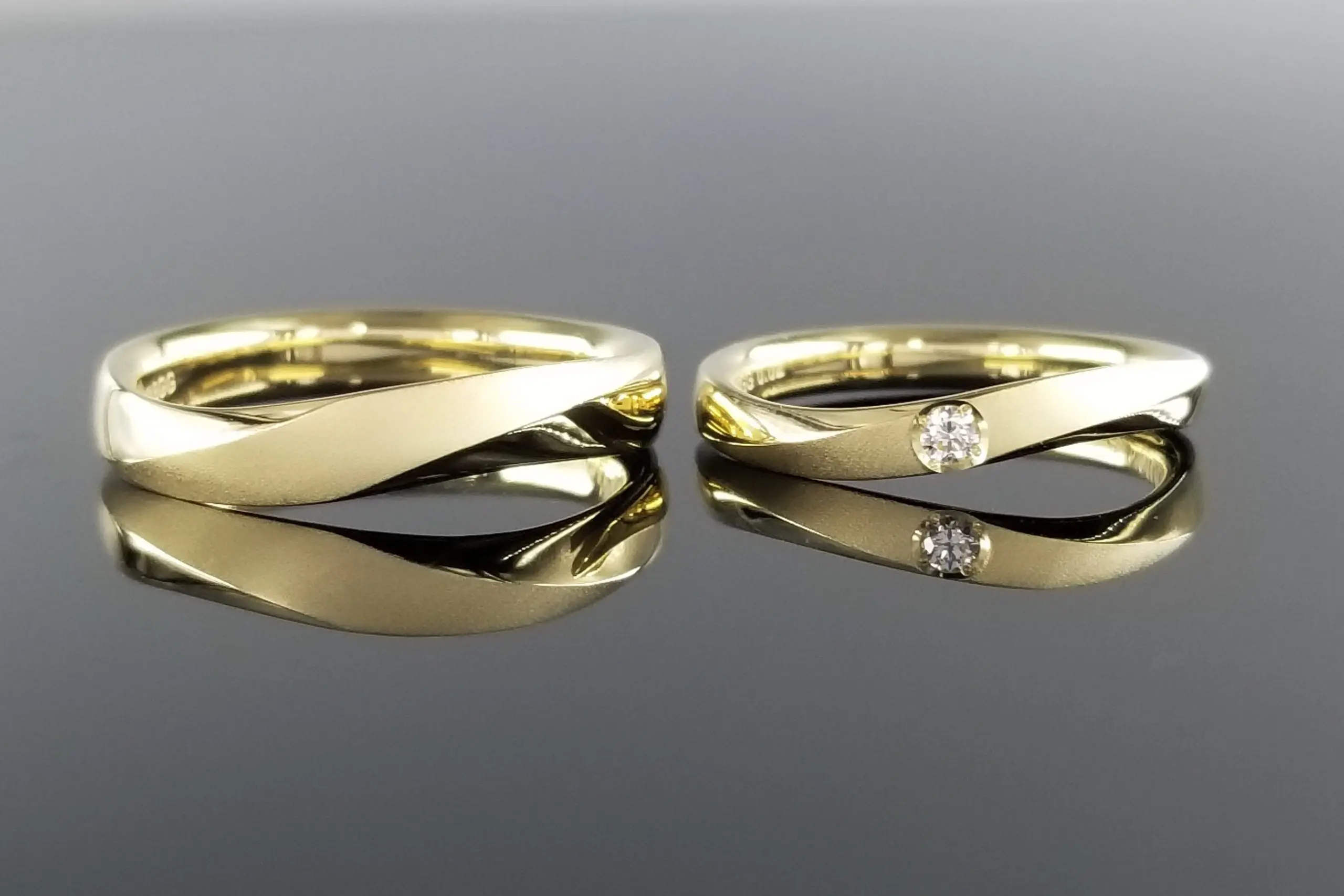 鏡面とマット加工のコントラストで、指輪の表情を楽しんで。 | 結婚