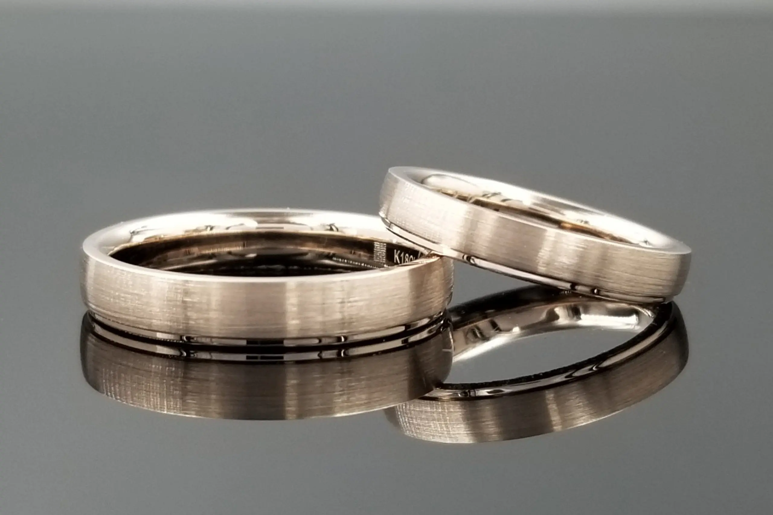 側面にはスターダスト加工を施し、きらきらとした輝きをプラス