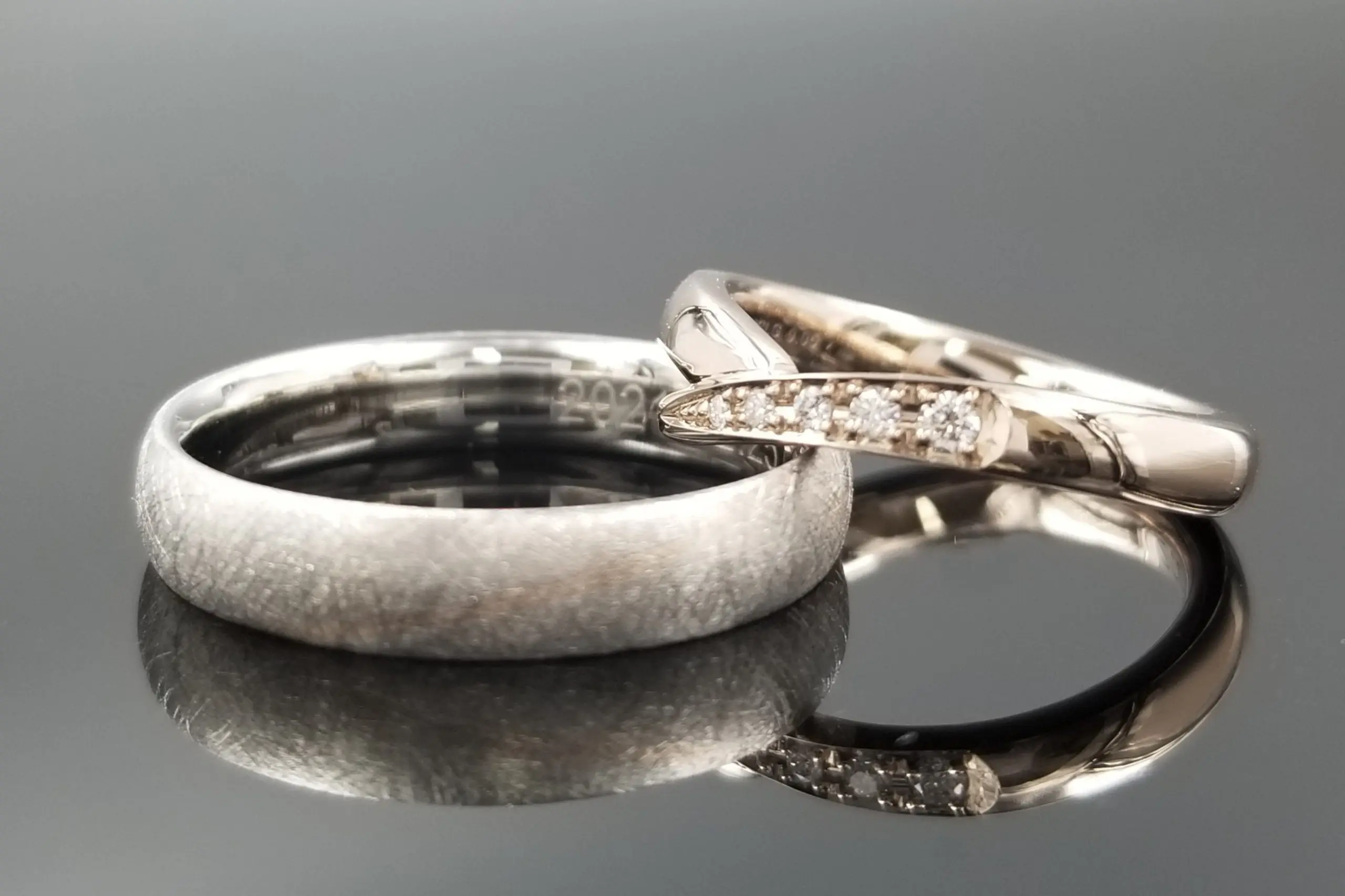 表面加工と地金のやさしい色合いがマッチしたご結婚指輪 | 結婚・婚約