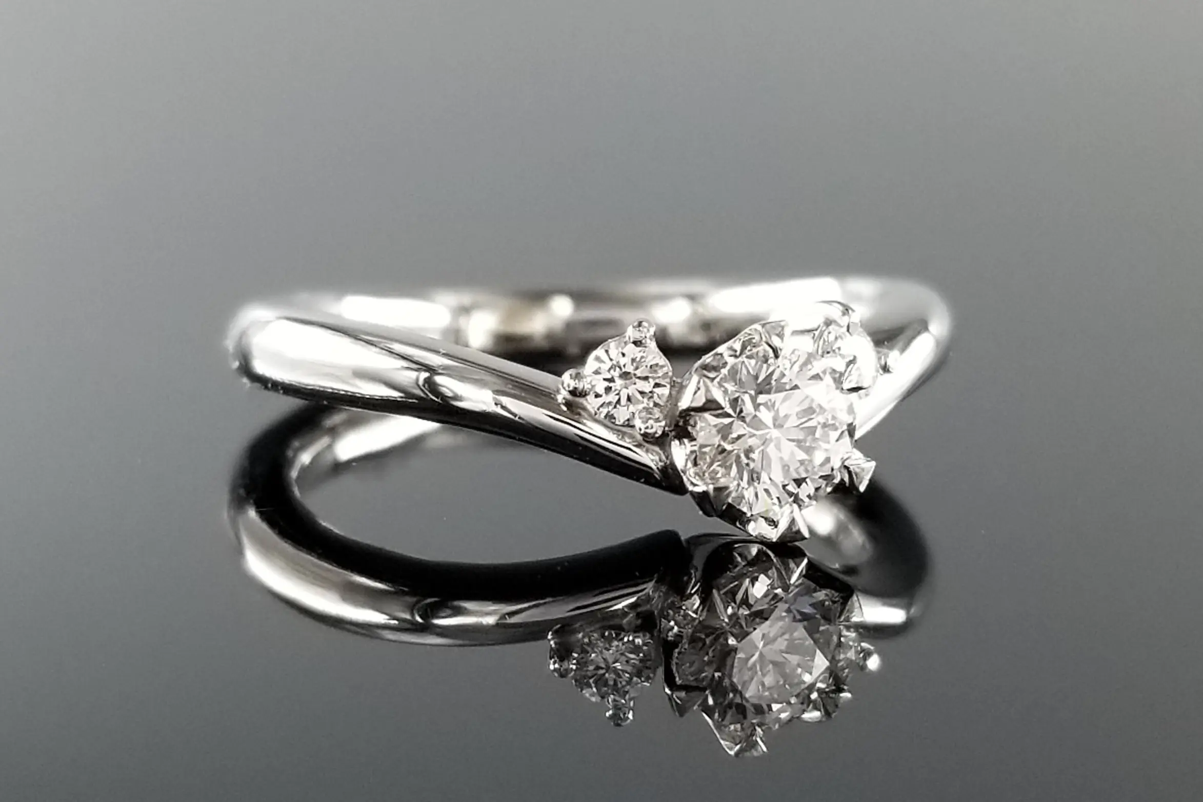 ダイヤモンドを引き立たせる絞り込みデザイン | 結婚・婚約指輪
