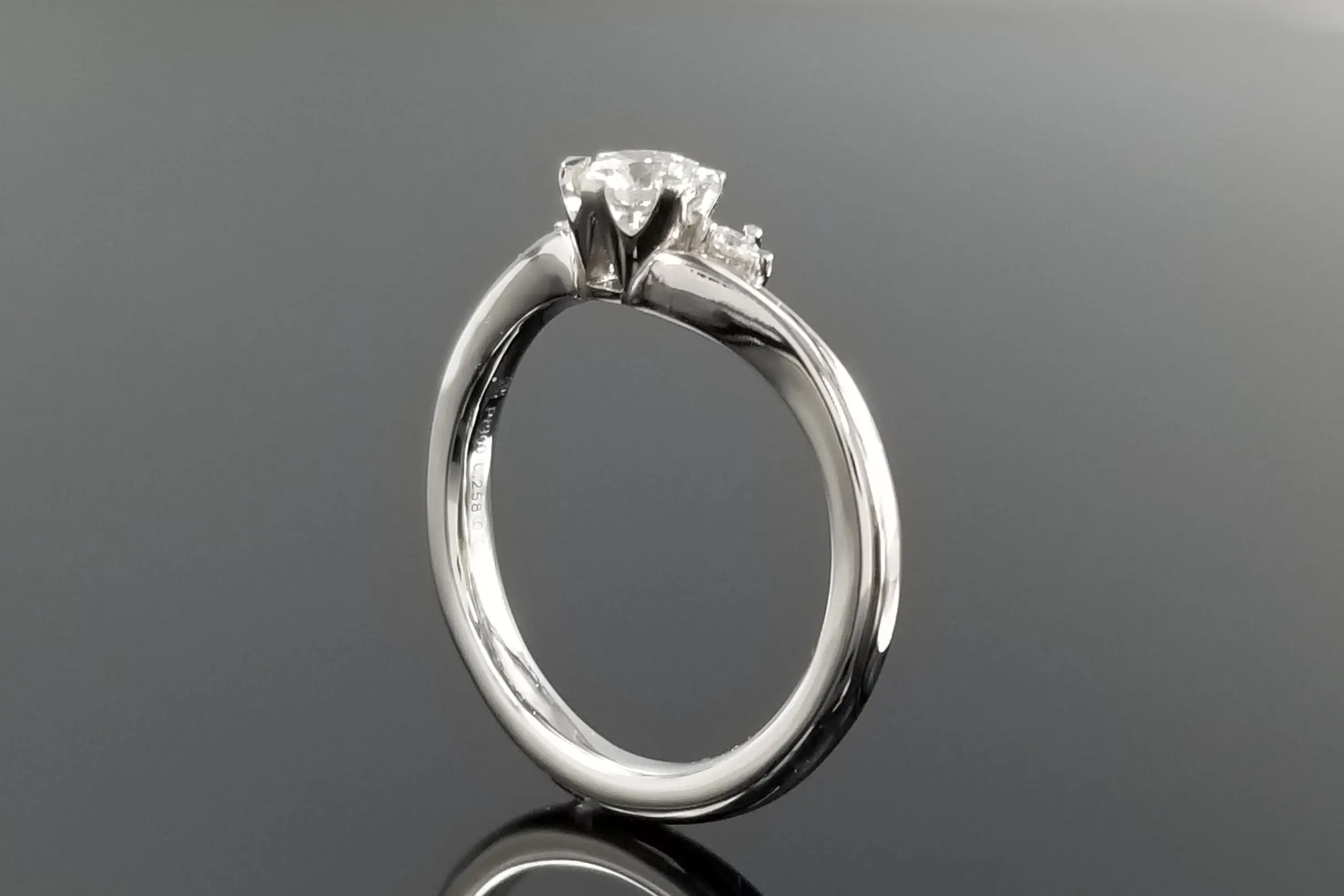 ダイヤの輝きを最大限に活かすプラチナ素材でお造りしたご婚約指輪