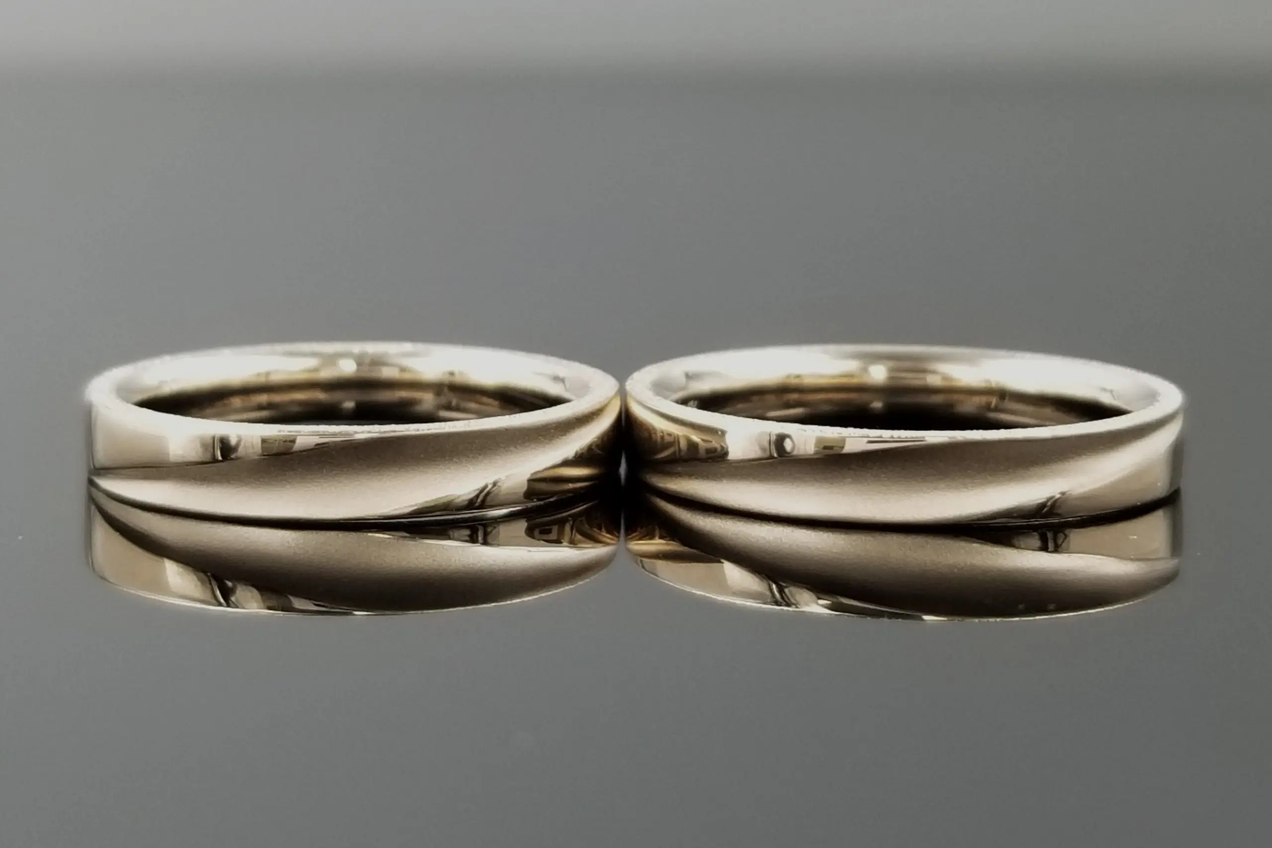 大胆に半周にえぐりを入れたスタイリッシュなリング | 結婚・婚約指輪