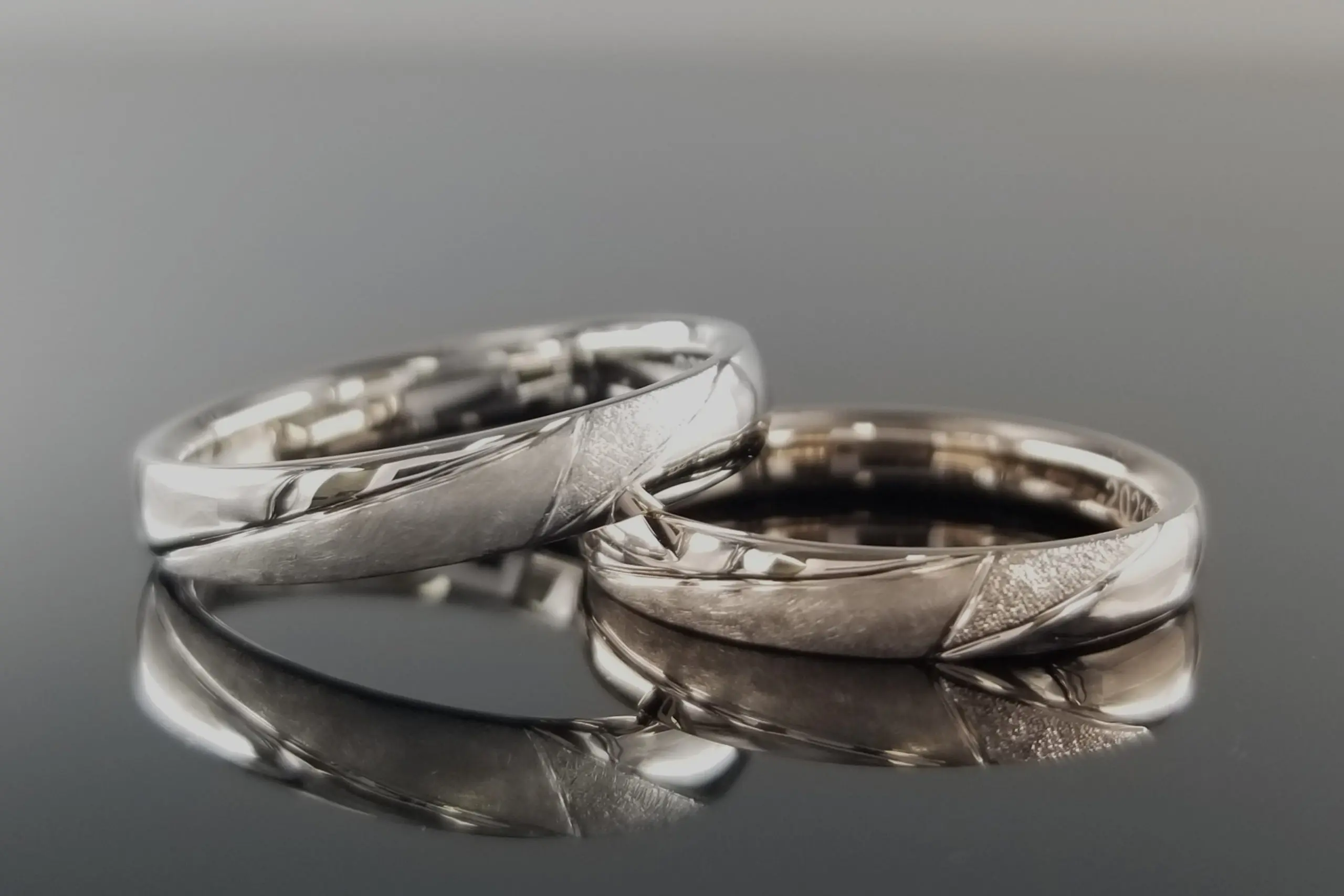 ライン加工で遊び心のあるデザインに。 | 結婚・婚約指輪のオーダー