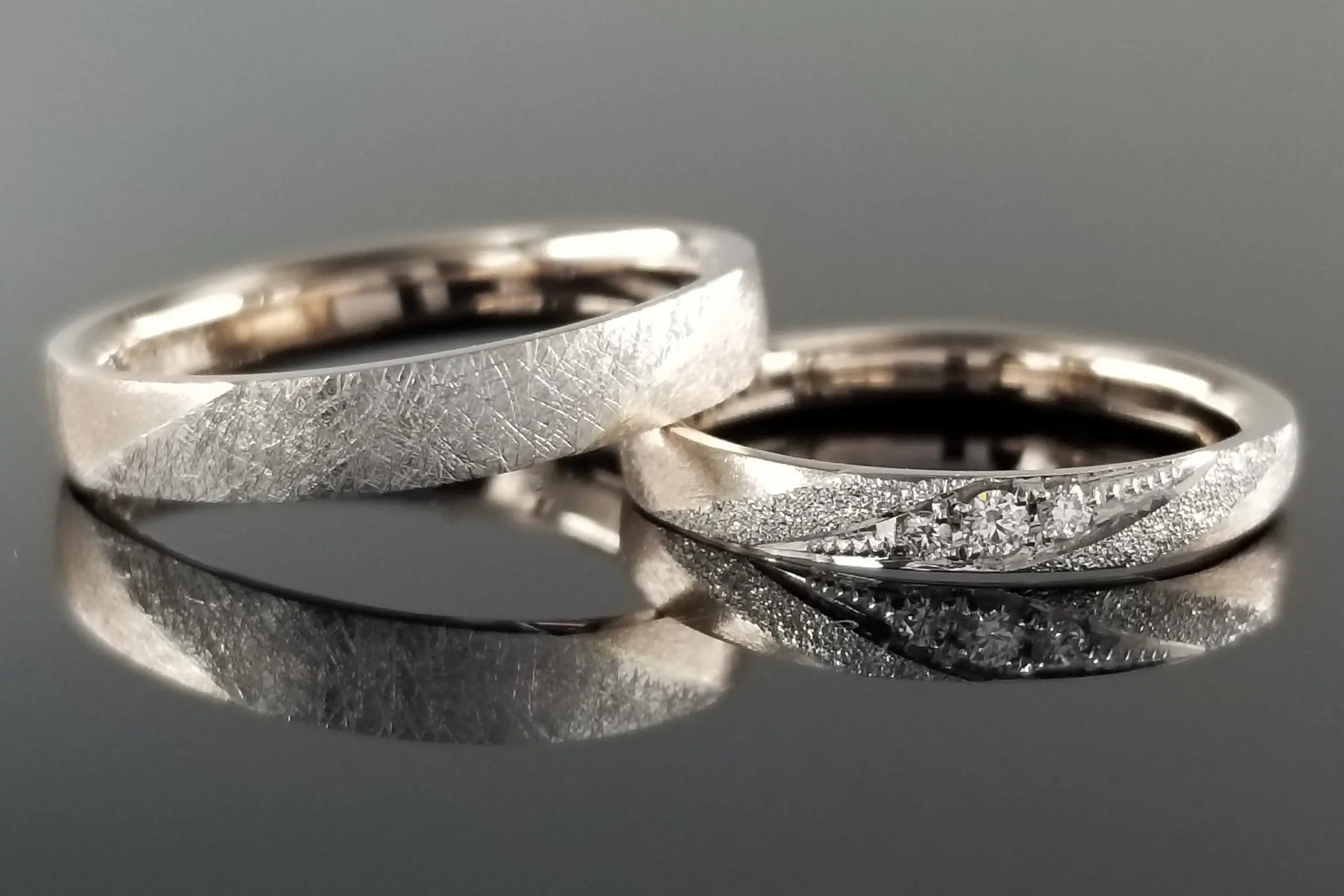 職人の腕が光る加工をコンビリングに施して。 | 結婚・婚約指輪