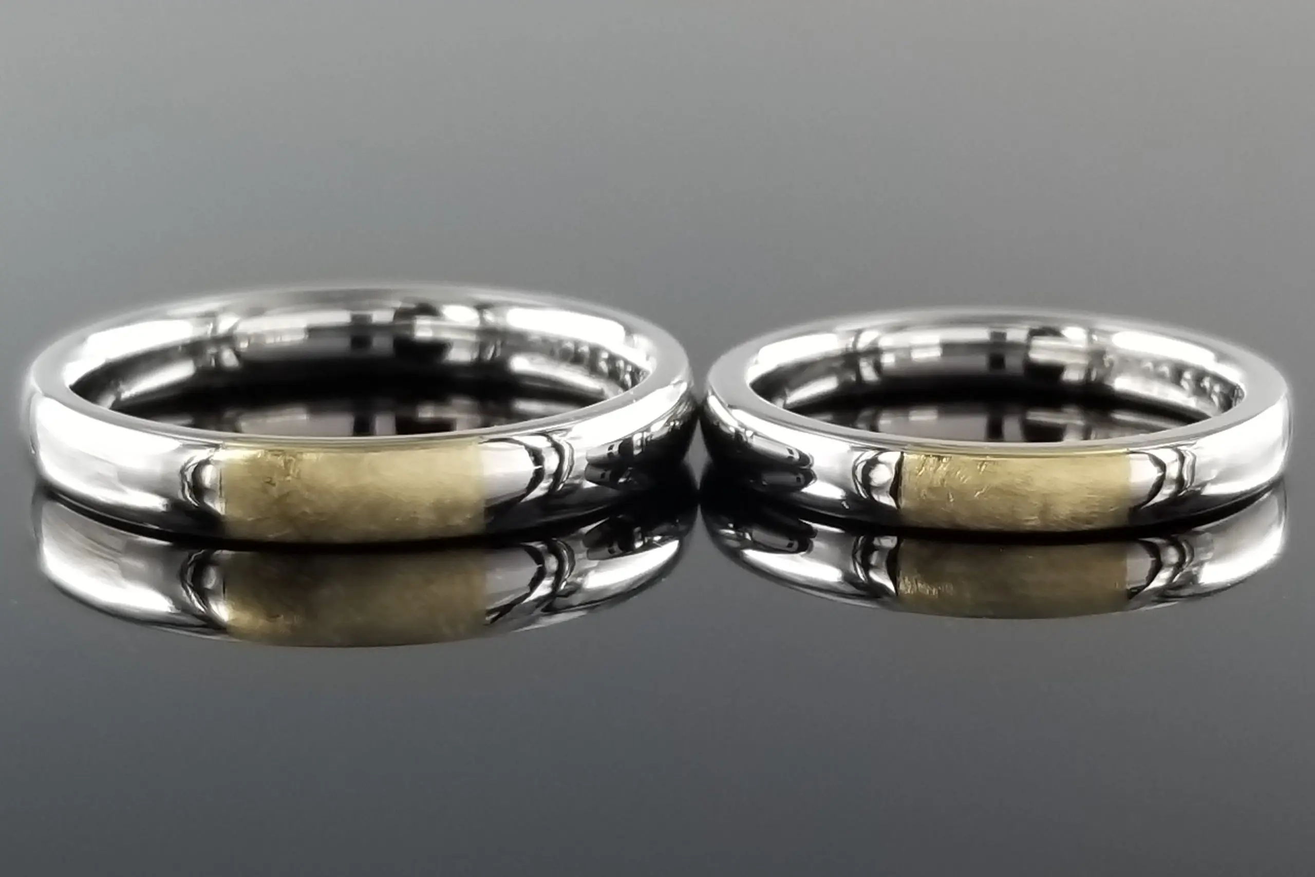 金面部分に施したアイスマットでクールな印象に。 | 結婚・婚約指輪の