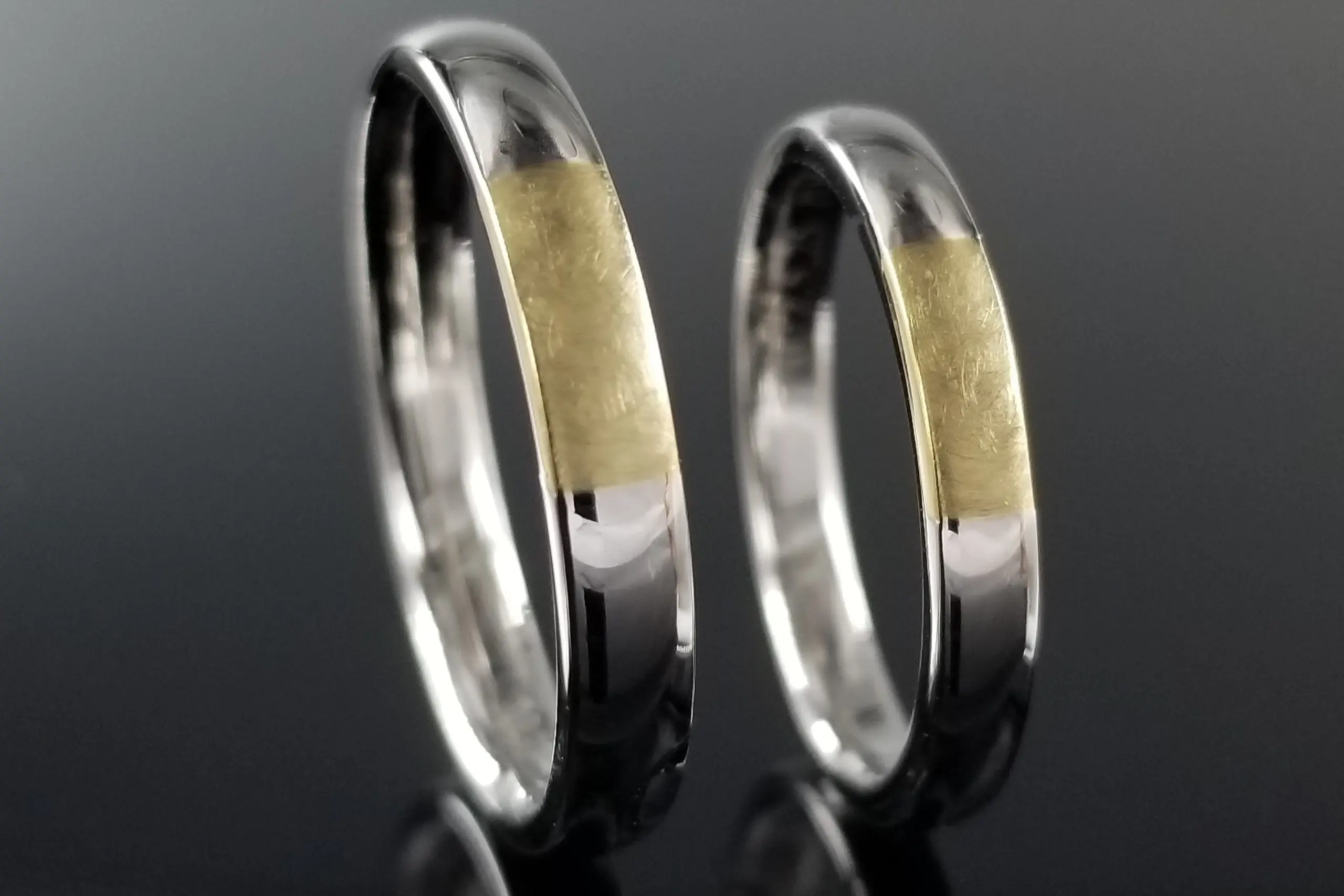 金面部分に施したアイスマットでクールな印象に。 | 結婚・婚約指輪の