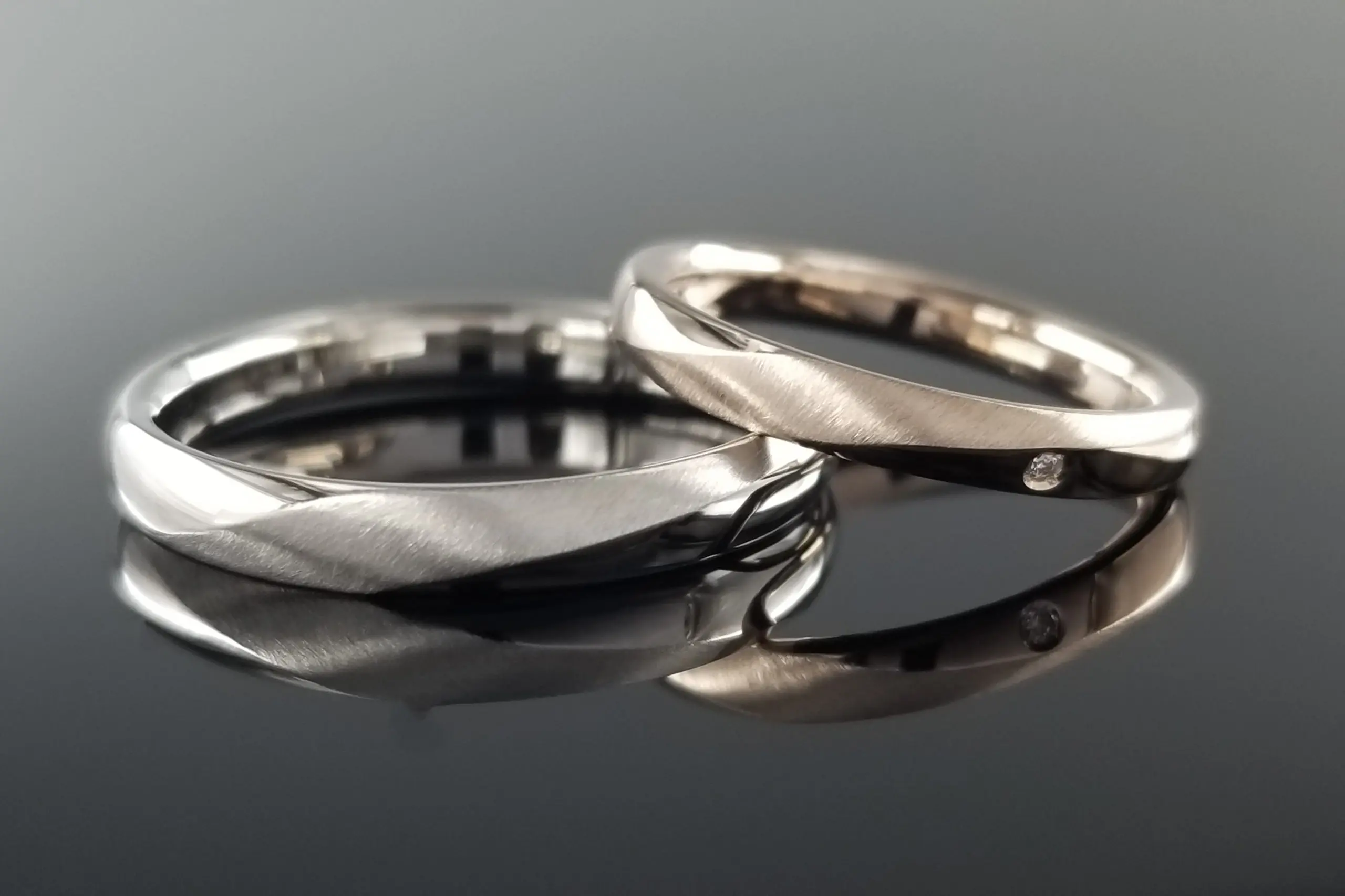 職人が仕上げる角落としとスクラッチ加工が素敵な鍛造リング