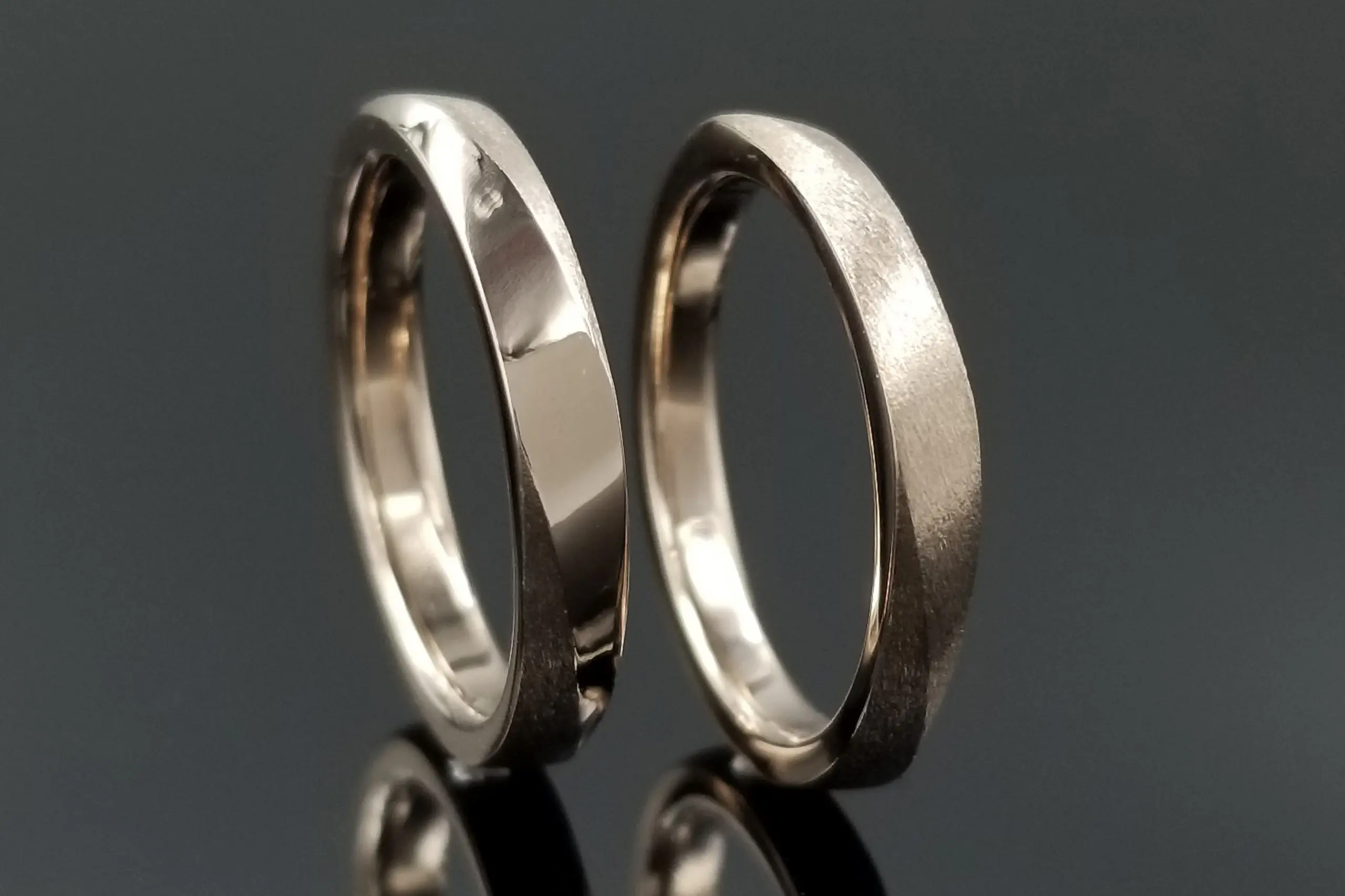 職人お手製の削り出し加工でテクスチャーに奥行きを。 | 結婚