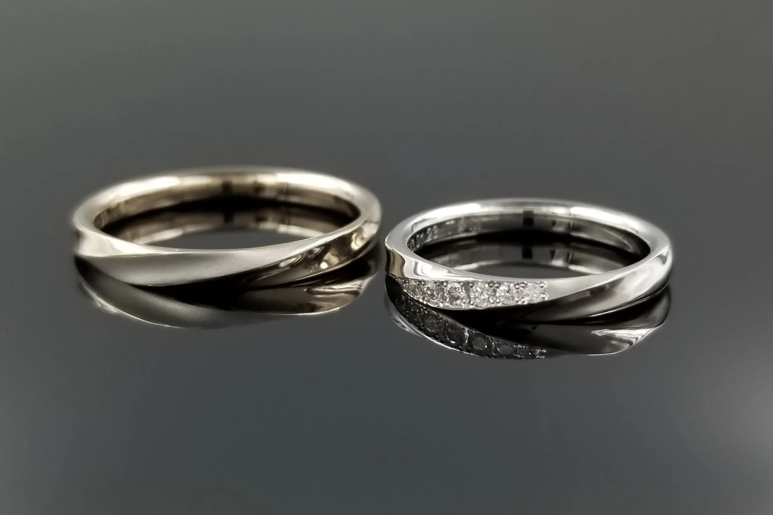 マット加工で質感の異なる表面を楽しんでいただけます | 結婚・婚約