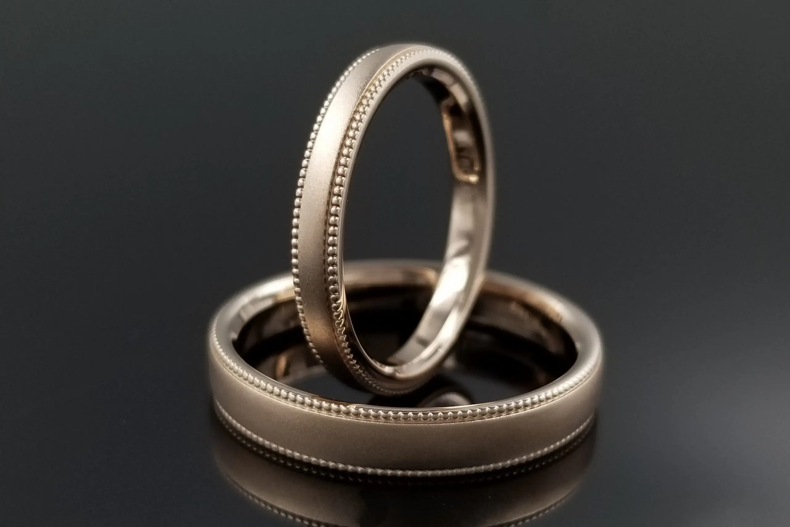 ミル部分にもマット加工を施し、リングに落ち着きを。 | 結婚