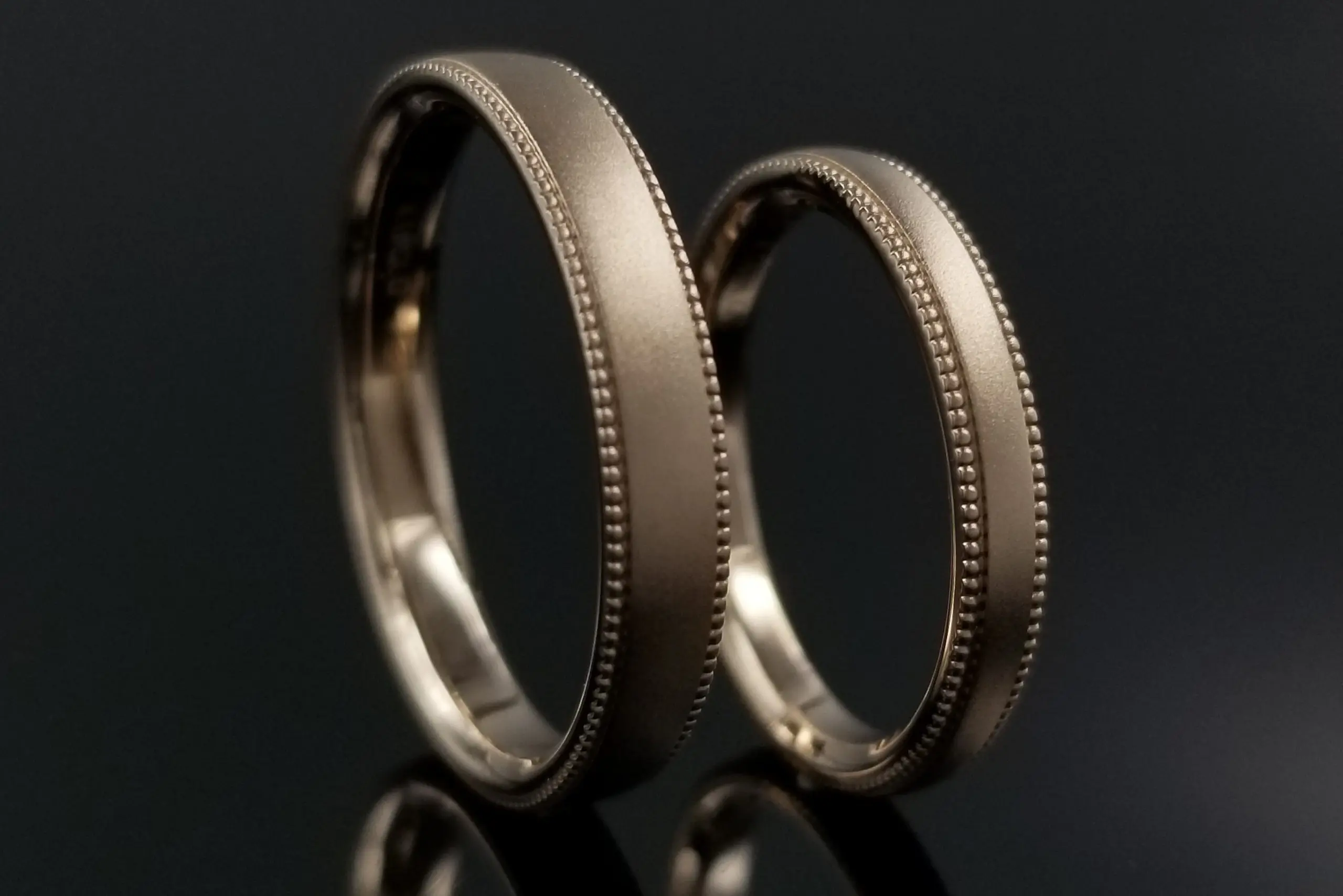 ミル部分にもマット加工を施し、リングに落ち着きを。 | 結婚・婚約