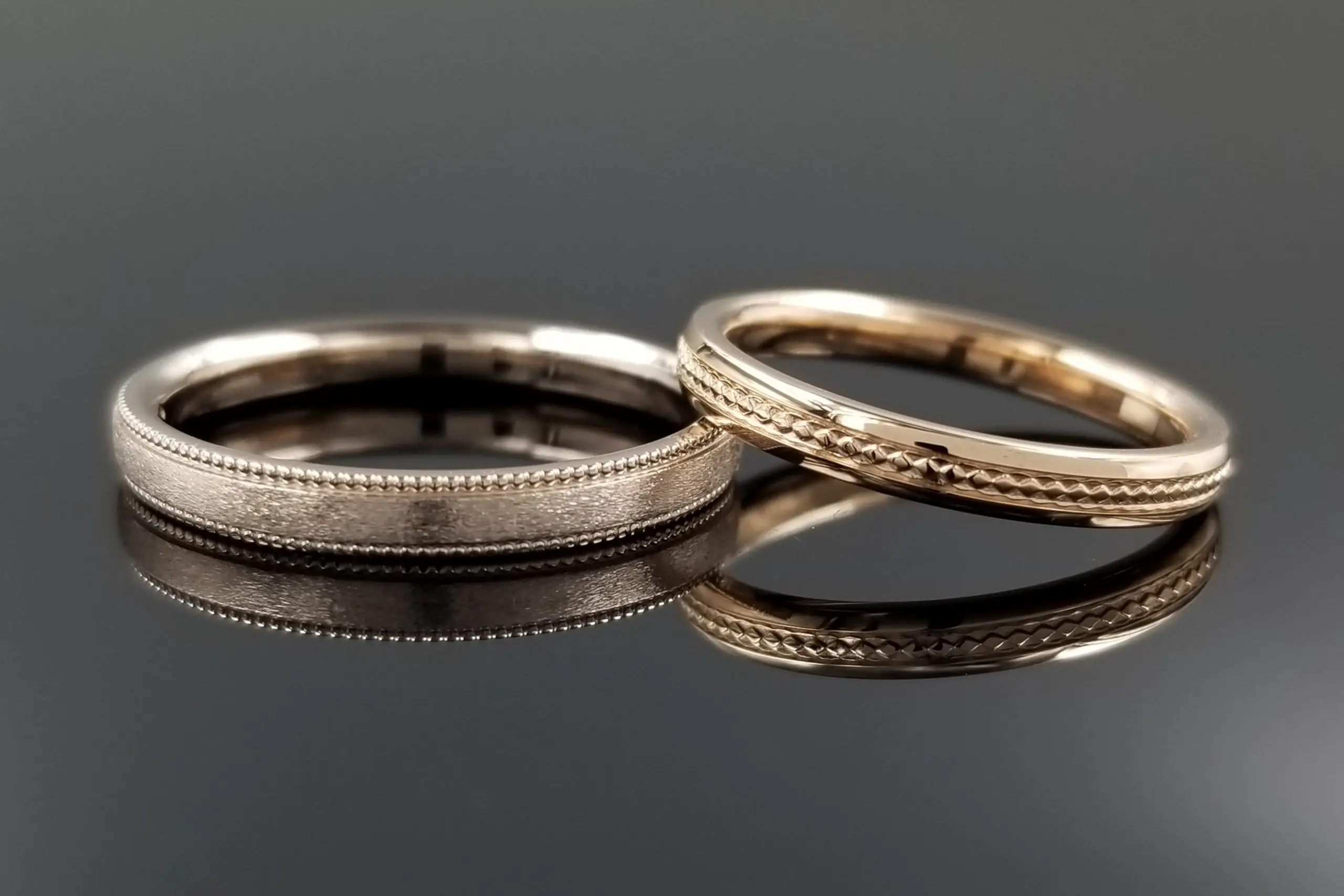 よく見るとミルの形が異なるデザインです | 結婚・婚約指輪のオーダー 