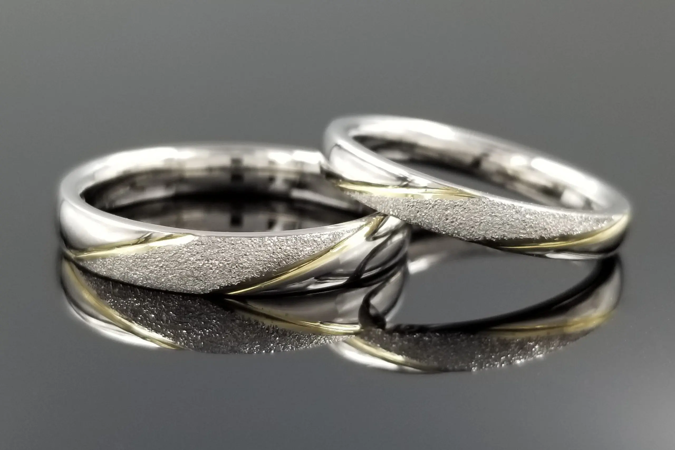 プラチナにゴールドの線が映えている素敵なデザインです | 結婚・婚約